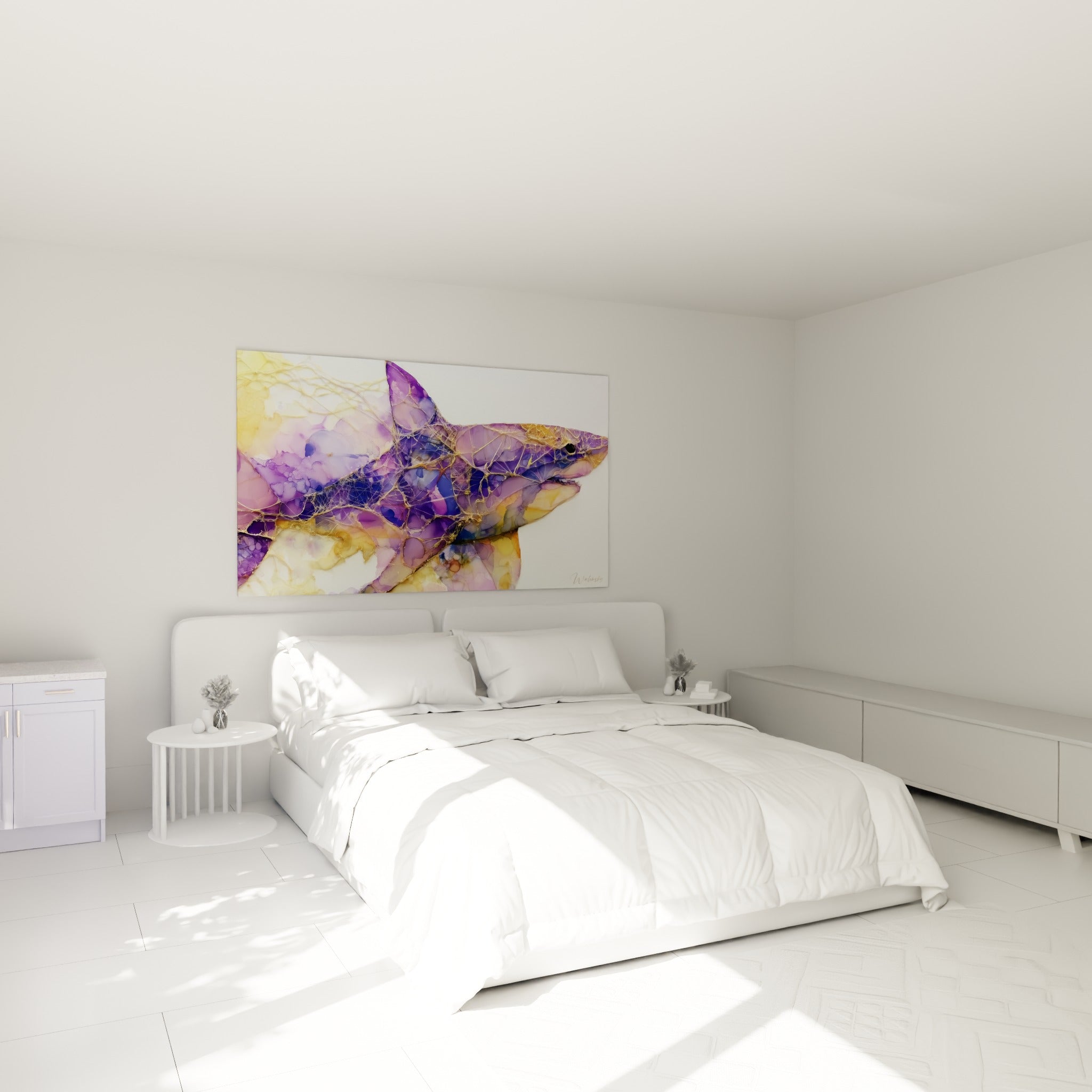 Requin violet et ocre à nervures dorées, accroché au-dessus d'un lit dans une chambre claire