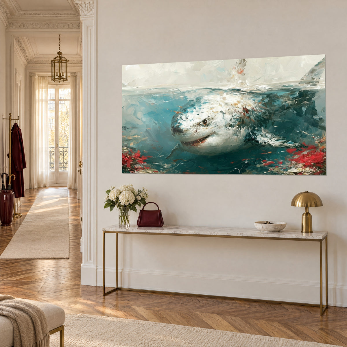 Tableau grand squale ivoire sous la surface bleu profond, corail écarlate, console dorée, vue de trois-quarts