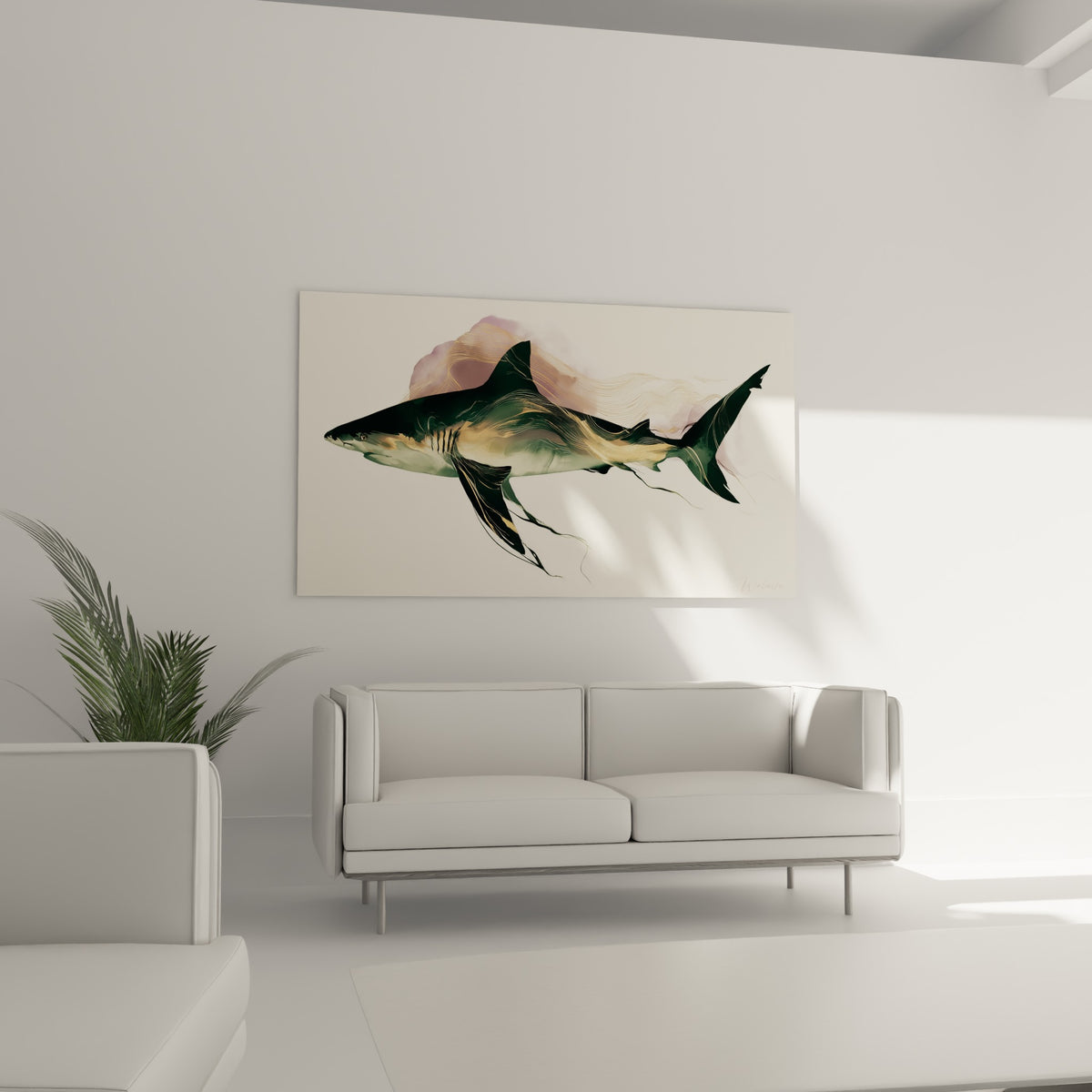 Nageoires du requin vert émeraude soulignées d'or, accrochées au-dessus d'un canapé dans un salon lumineux