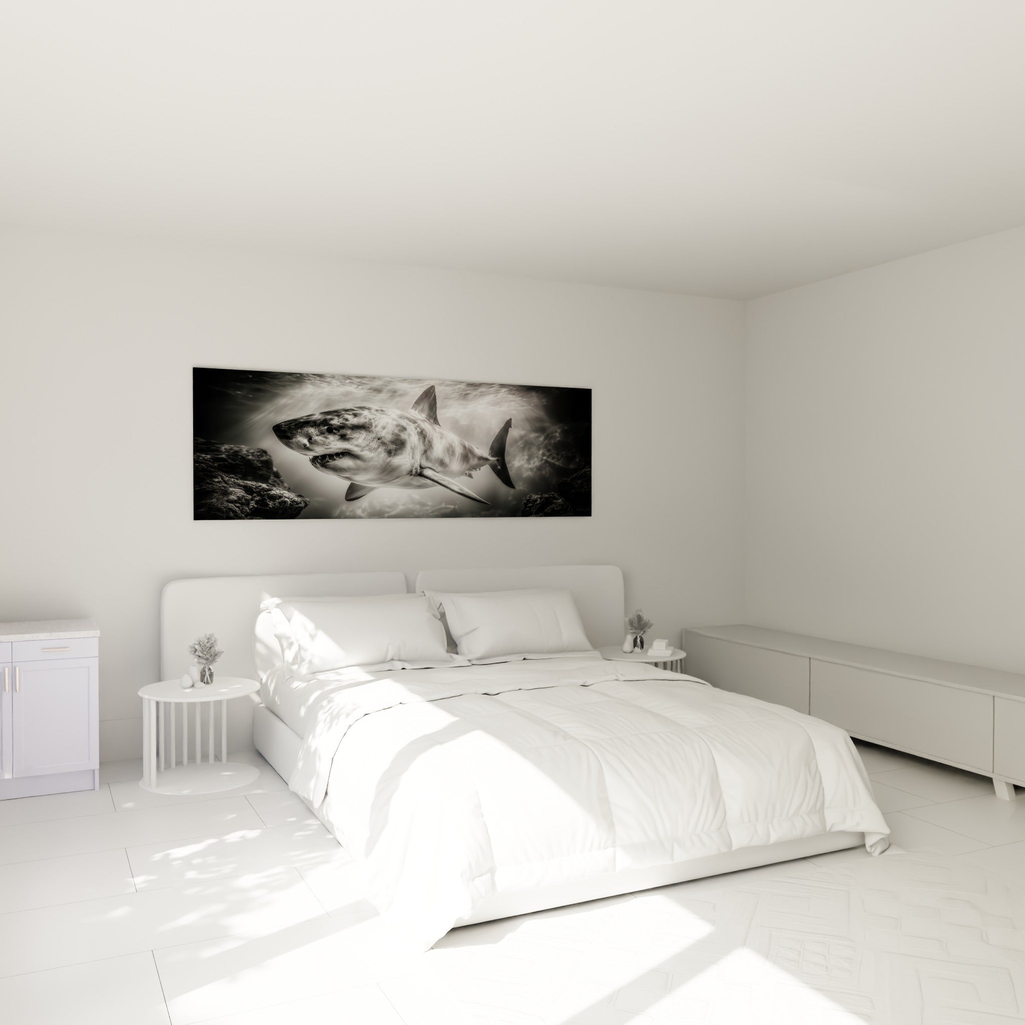 Requin argenté aux dents visibles surplombant un lit dans une chambre claire
