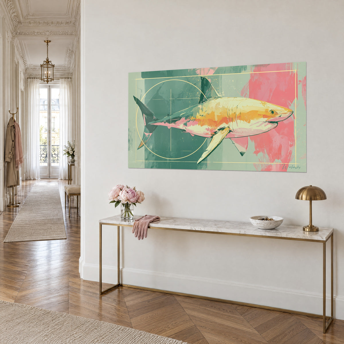 Tableau squale jaune safran cerclé d'un trait doré, aplats rose corail, vu de trois-quarts sur une console en laiton