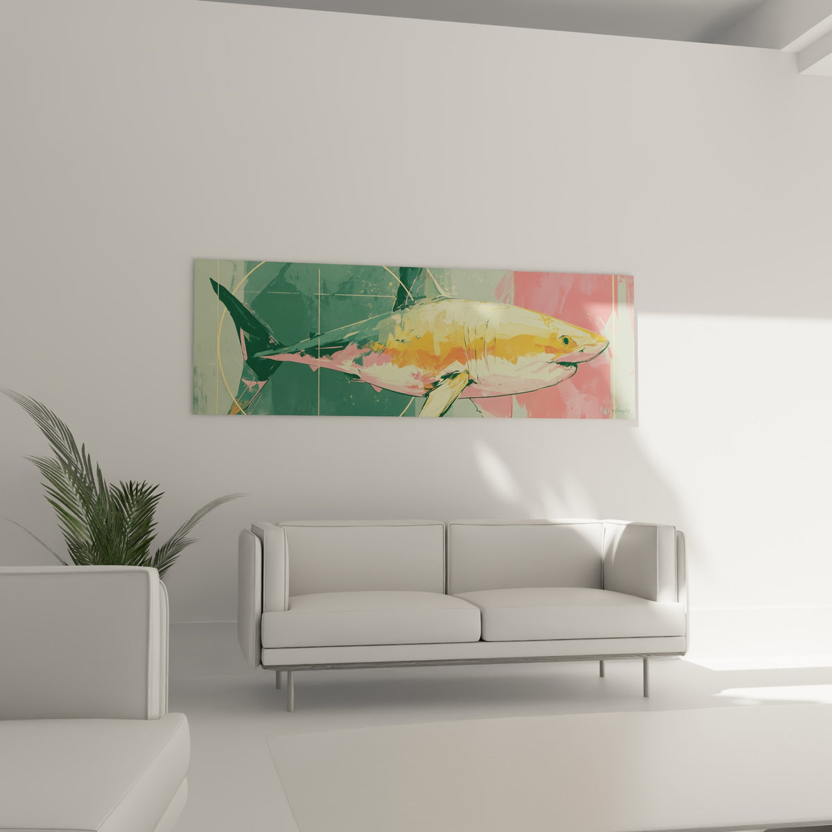 Corps de requin ocre et vert émeraude accroché au-dessus d'un canapé dans un salon lumineux