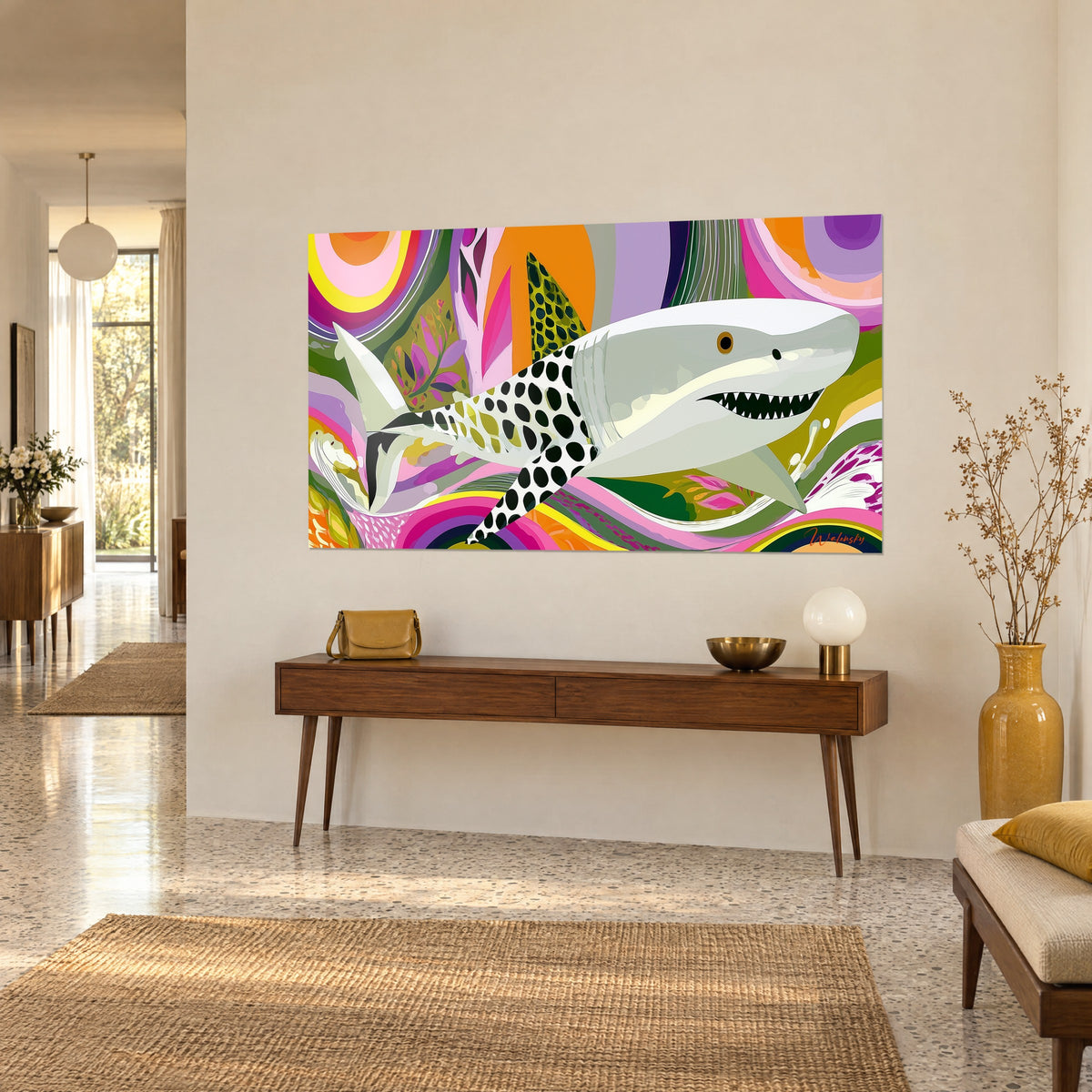 Tableau squale gris perle aux dents sombres, remous fuchsia et vert olive, sur un buffet en bois, vue de trois-quarts