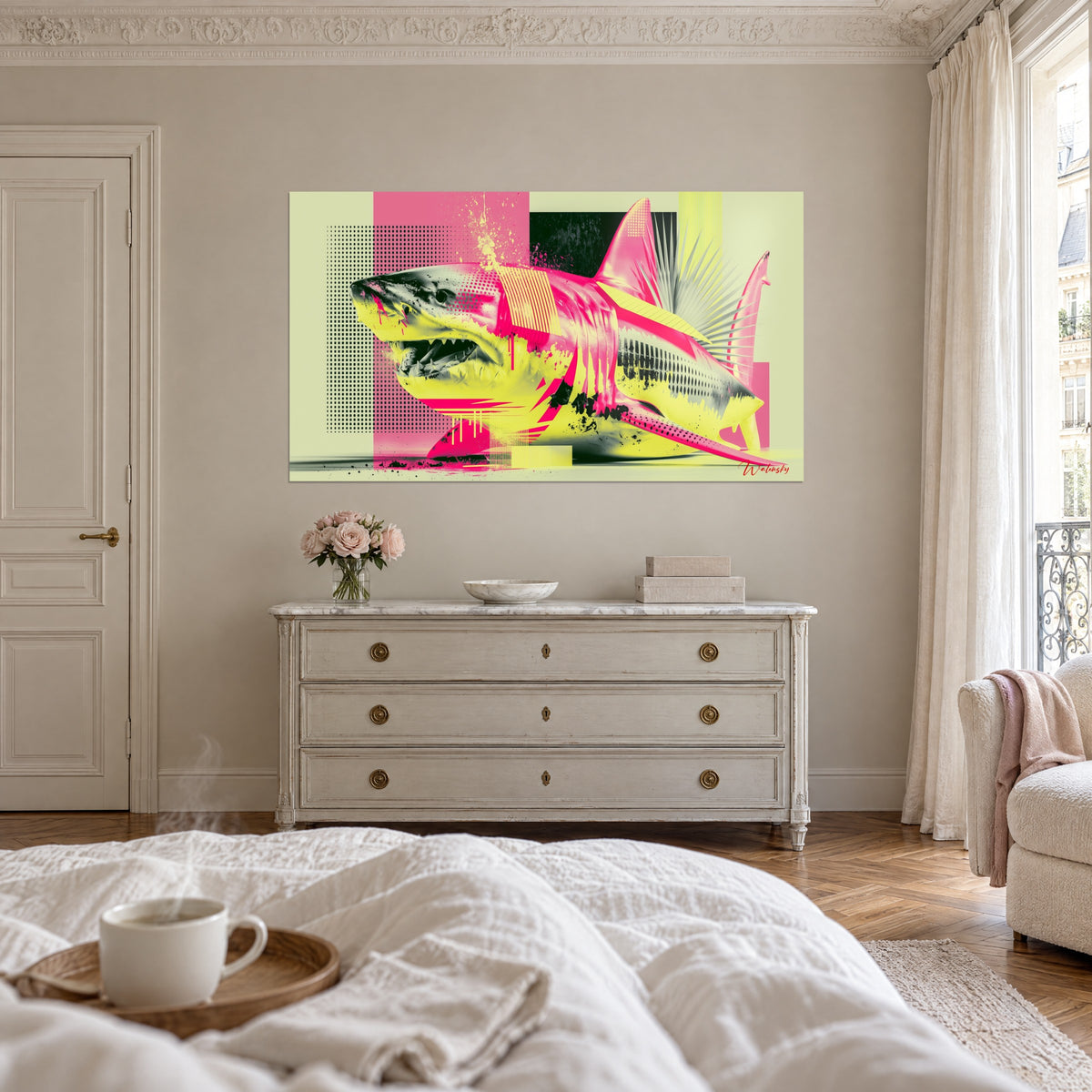 Tableau requin fluo aux ailerons roses déchiquetés et ventre jaune, face à une commode blanche, au-dessus d'un lit dans une chambre claire