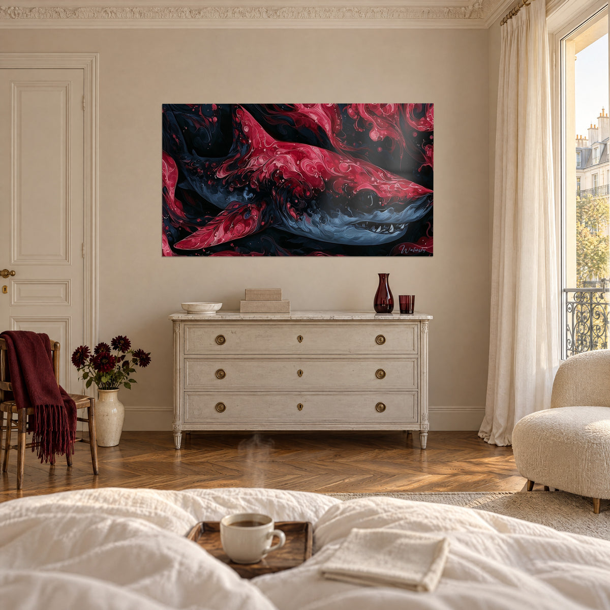 Schilderij karmozijnrode roofvis met zwarte marmering, blauwgrijze buik en witte tanden, boven een bed in een lichte slaapkamer