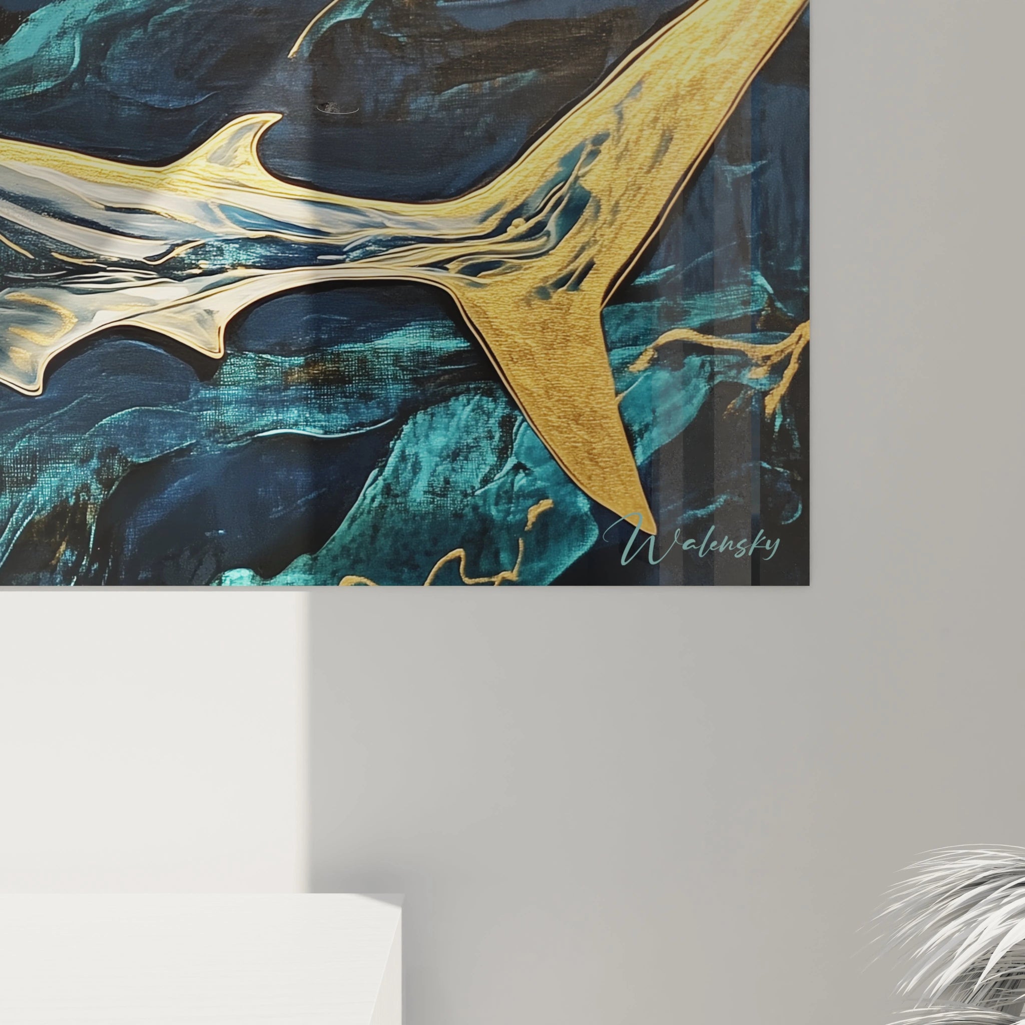 Tableau requin Walensky avec design moderne en bleu et or accroché sur un mur gris clair