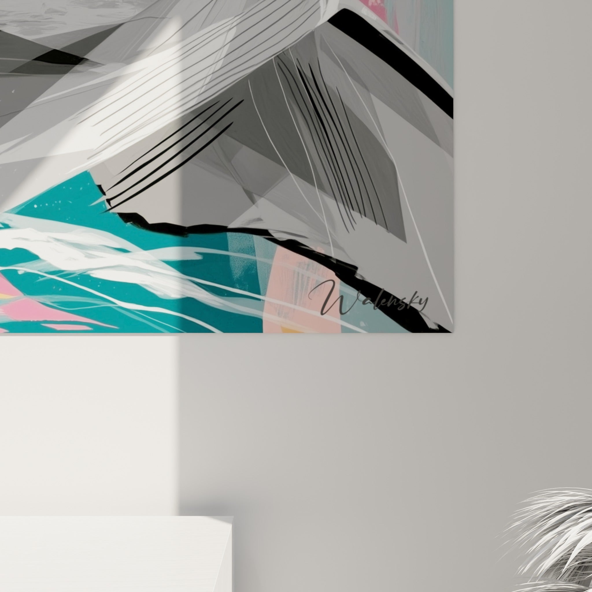 Détail du museau du requin en gris texturé, coulures blanches et pigments corail visibles de près