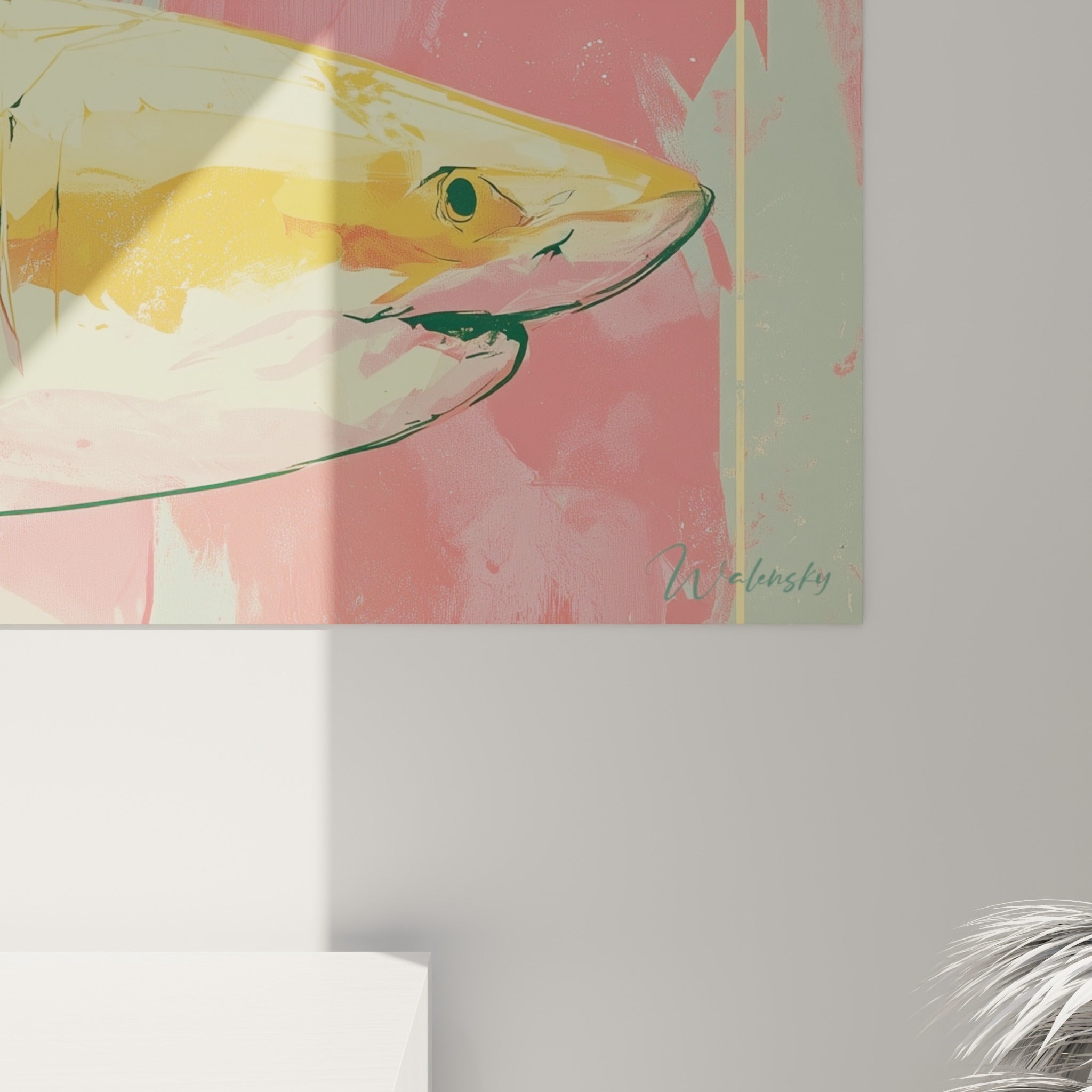 Détail de la texture peinte du requin, empâtements dorés et coulures corail visibles de près