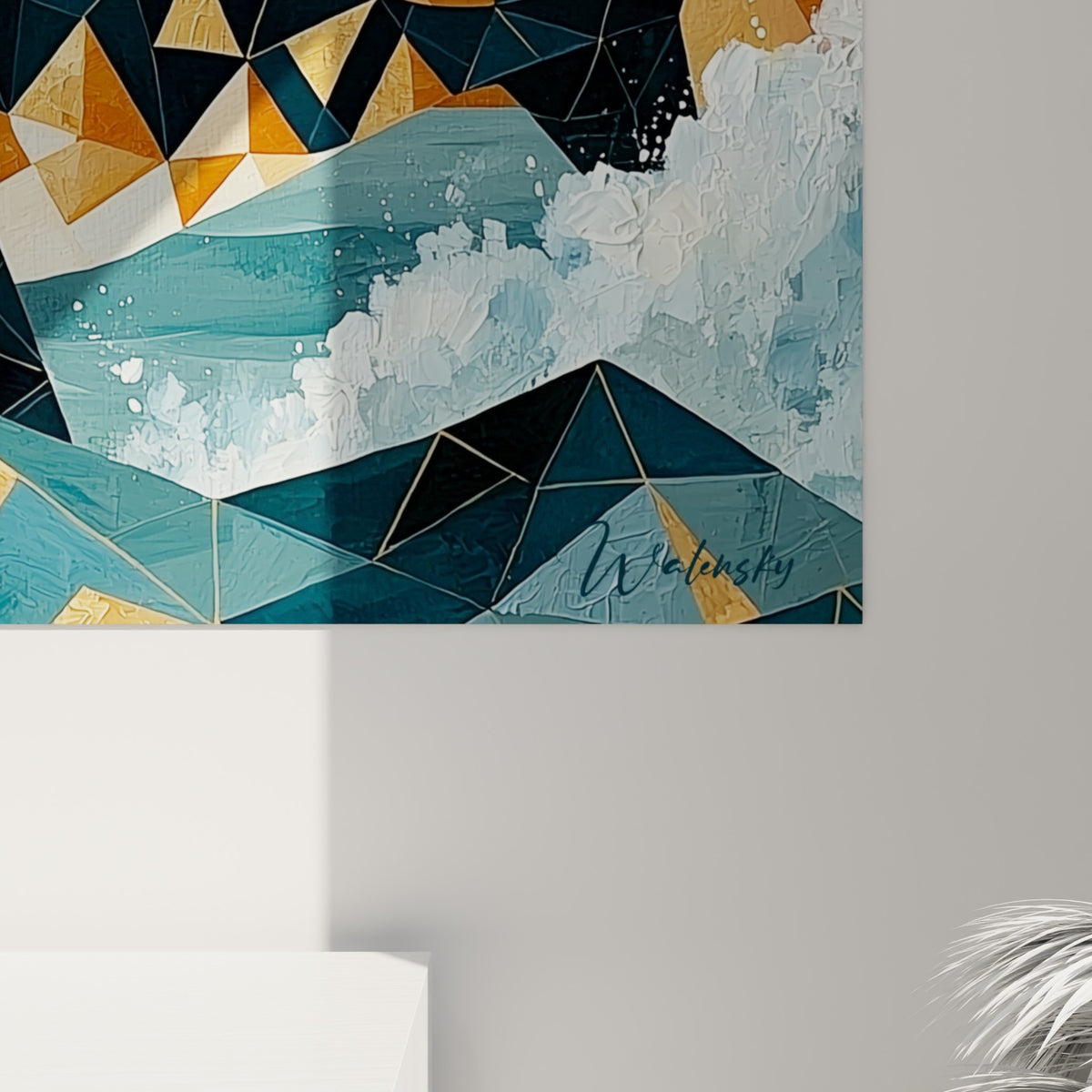 Facettes du requin en gros plan révélant les triangles bleu marine, ocre et terracotta peints en relief