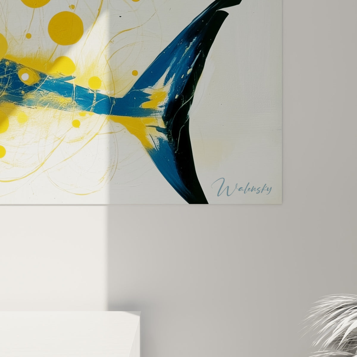 Empâtements bleu marine et éclats jaune moutarde visibles en gros plan sur la toile du requin