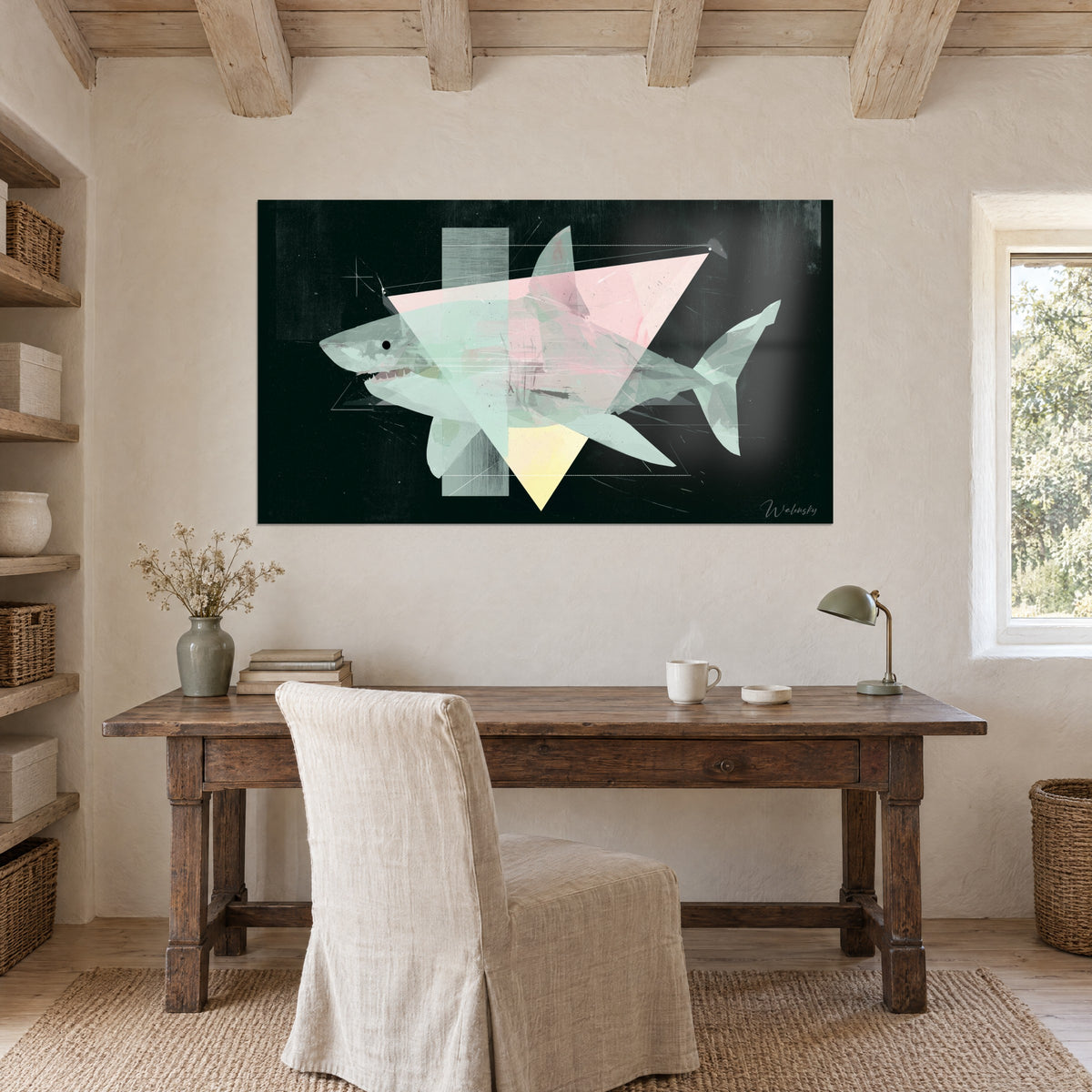 Πίνακας γεωμετρικός καρχαρίας, γκρι κάθετη ταινία και ροζ τρίγωνο σε σκούρο φόντο, πάνω από ξύλινο γραφείο κοντά σε λάμπα