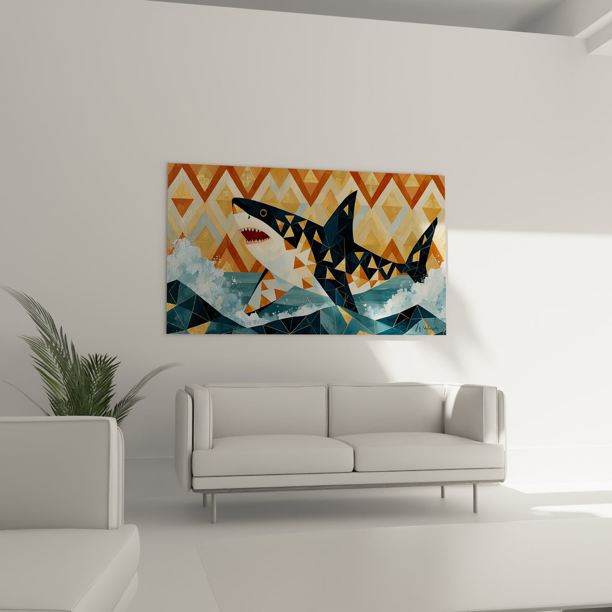Requin terracotta et bleu pétrole aux formes triangulaires, suspendu au-dessus d'un canapé dans un salon lumineux