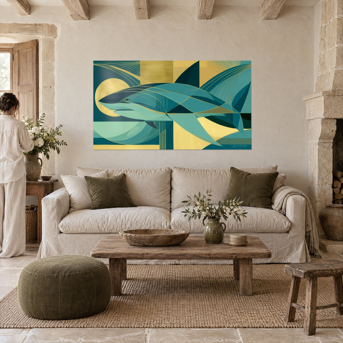 Schilderij geometrische haai in blauwgroen en goud, gouden zon links, persoon van achteren, boven een bank in een lichte woonkamer