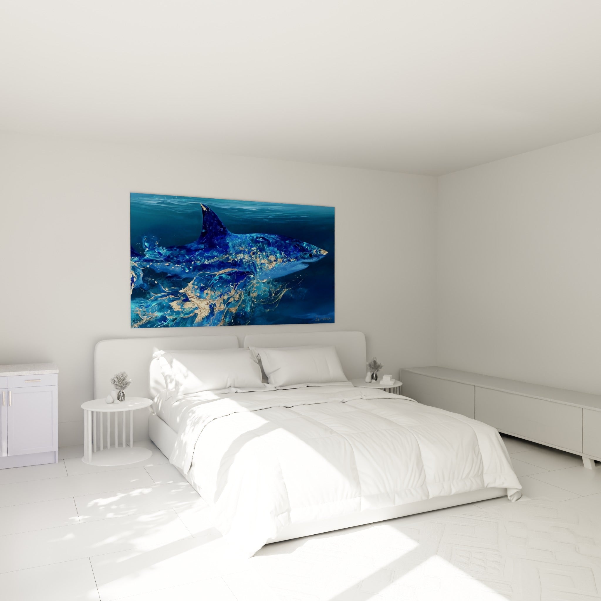 Requin bleu et doré aux volutes marbrées, au-dessus d'un lit dans une chambre claire