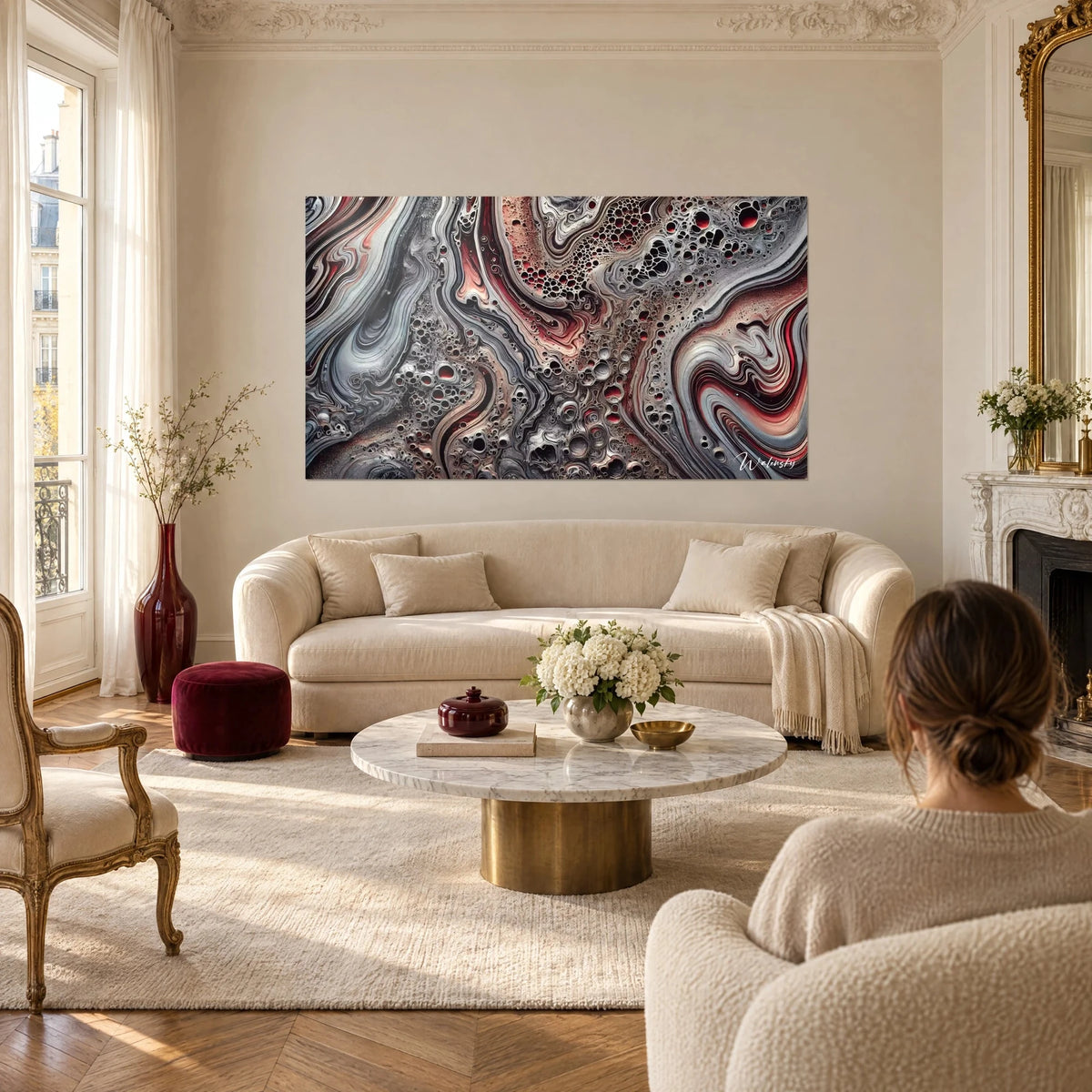 Tableau marbrure fluide gris argent et rouge bordeaux, cellules en dentelle, au-dessus d'un canapé dans un salon lumineux