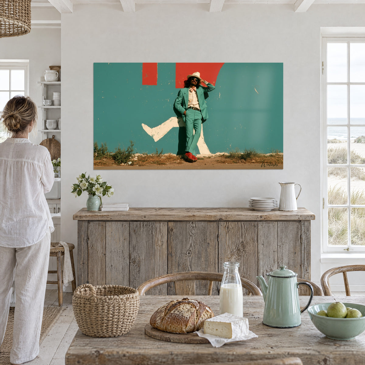 Cuadro de una silueta retro con traje verde agua, mano sobre el sombrero blanco, fondo turquesa y rojo, casa junto al mar