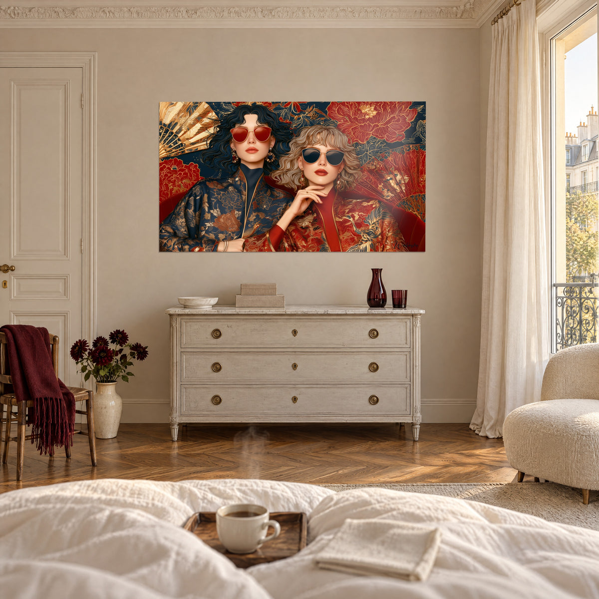 Tableau couple de mannequins aux lunettes de soleil, soie rouge carmin et bleu marine, accroché au-dessus d'un lit dans une chambre claire