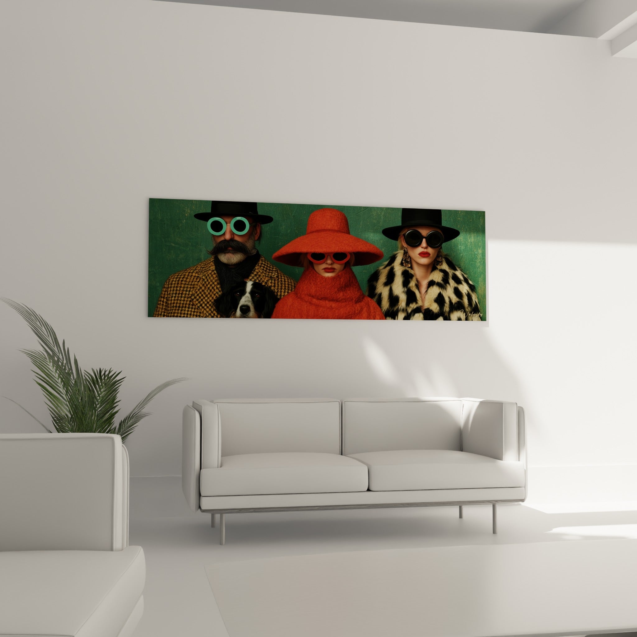 Manteau léopard crème et noir contrastant avec le fond vert profond, tableau rétro au-dessus d'un canapé dans un salon lumineux