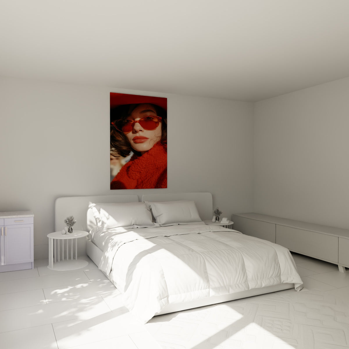 Portrait féminin lunettes ambrées et manteau terracotta, au-dessus d'un lit dans une chambre claire