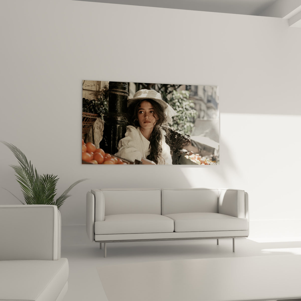 Vendeuse en robe blanche entourée de tomates ocre installée au-dessus d'un canapé dans un salon lumineux