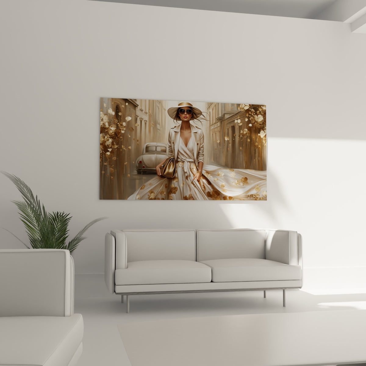 Femme au chapeau et sac doré, robe blanche fluide, au-dessus d'un canapé dans un salon lumineux