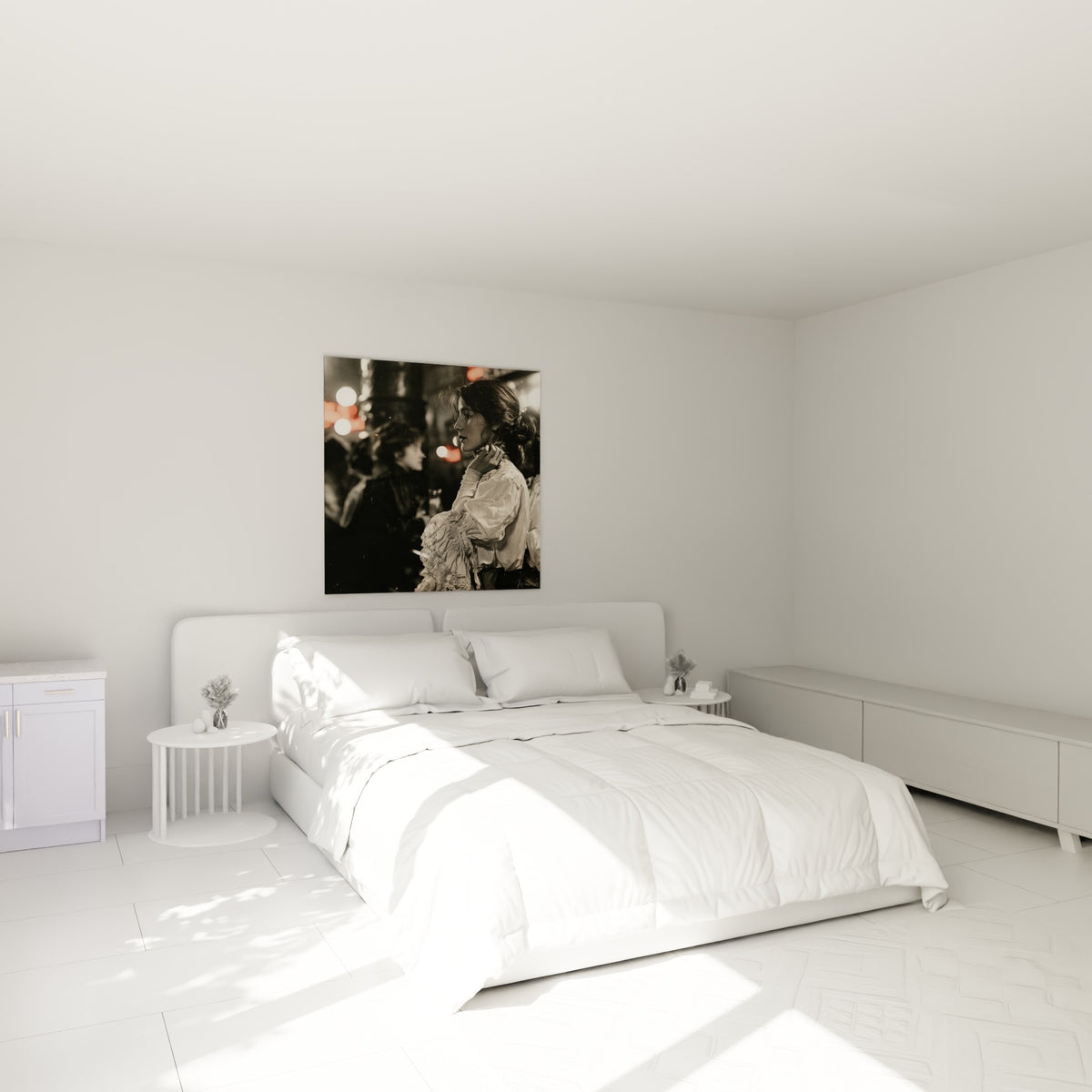 Portrait rétro noir et blanc d'une femme pensive au-dessus d'un lit dans une chambre claire