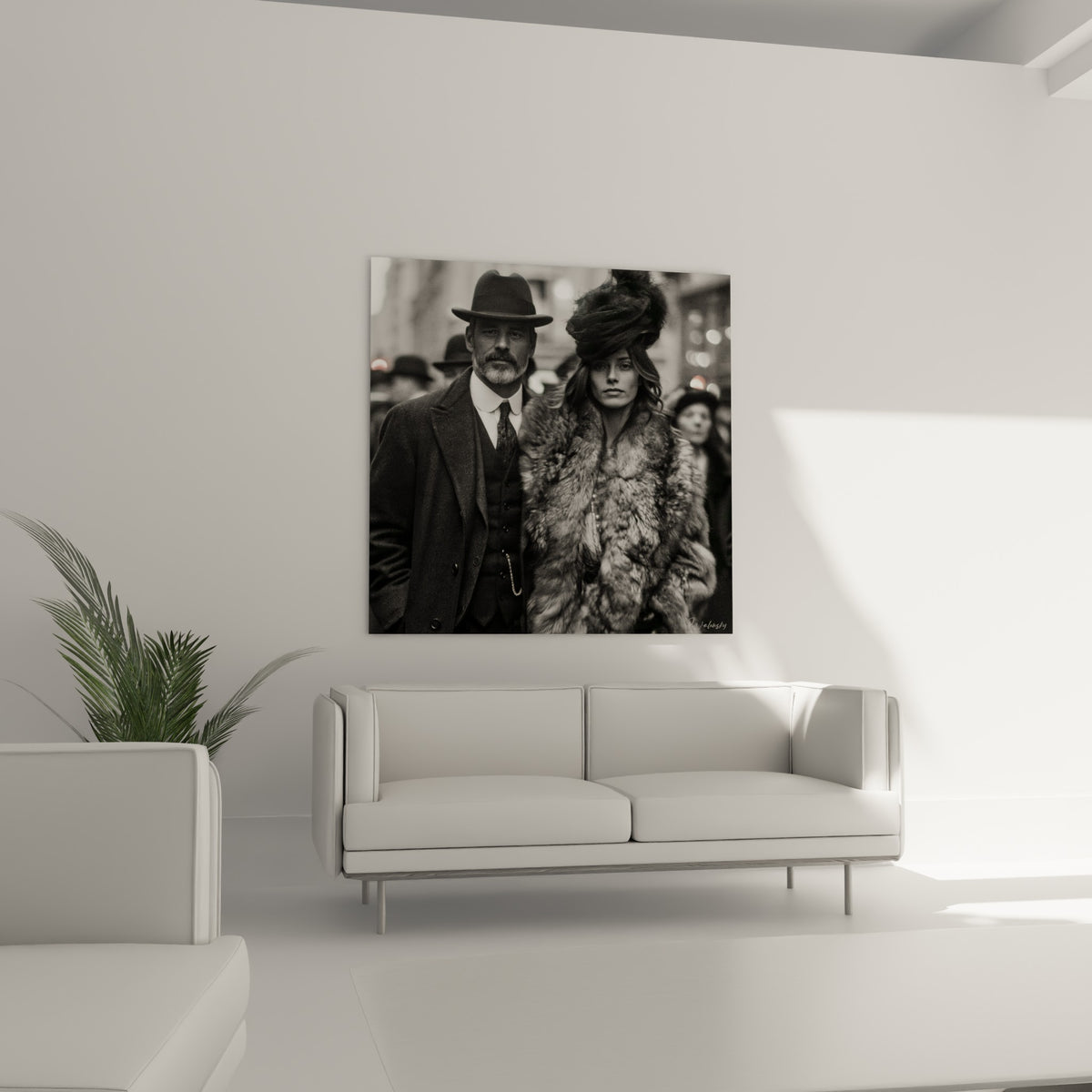 Regards assurés du couple en fourrure et chapeau melon au-dessus d'un canapé dans un salon lumineux