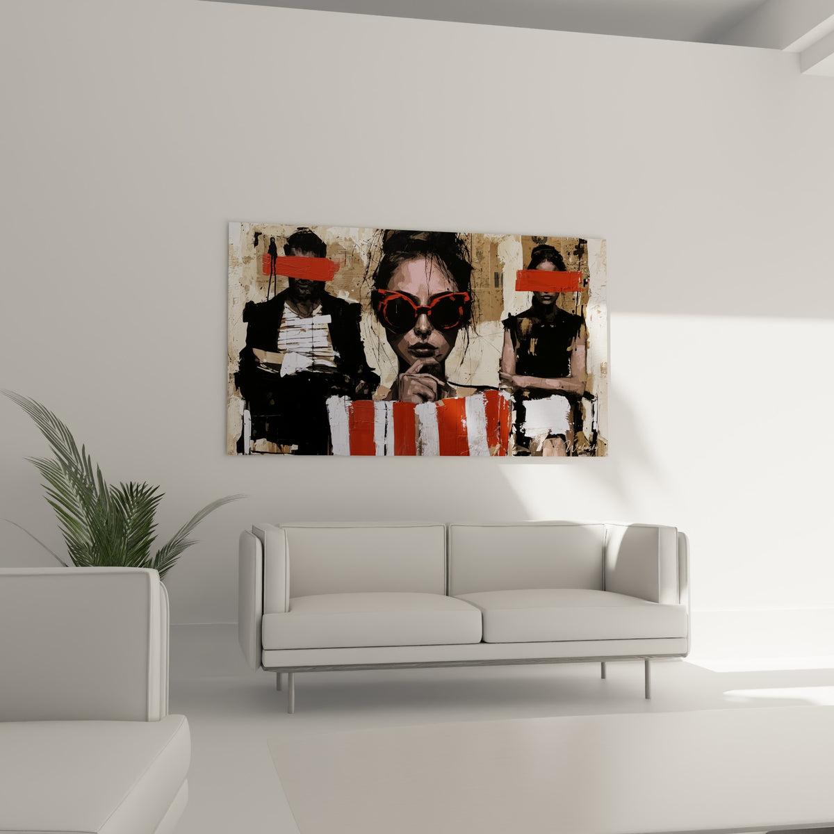Portrait féminin aux rayures rouges et blanches, main sous le menton, au-dessus d'un canapé dans un salon lumineux
