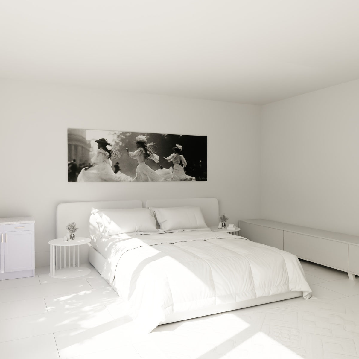 Silhouettes féminines en mouvement, tons blancs et gris, accrochées au-dessus d'un lit dans une chambre claire