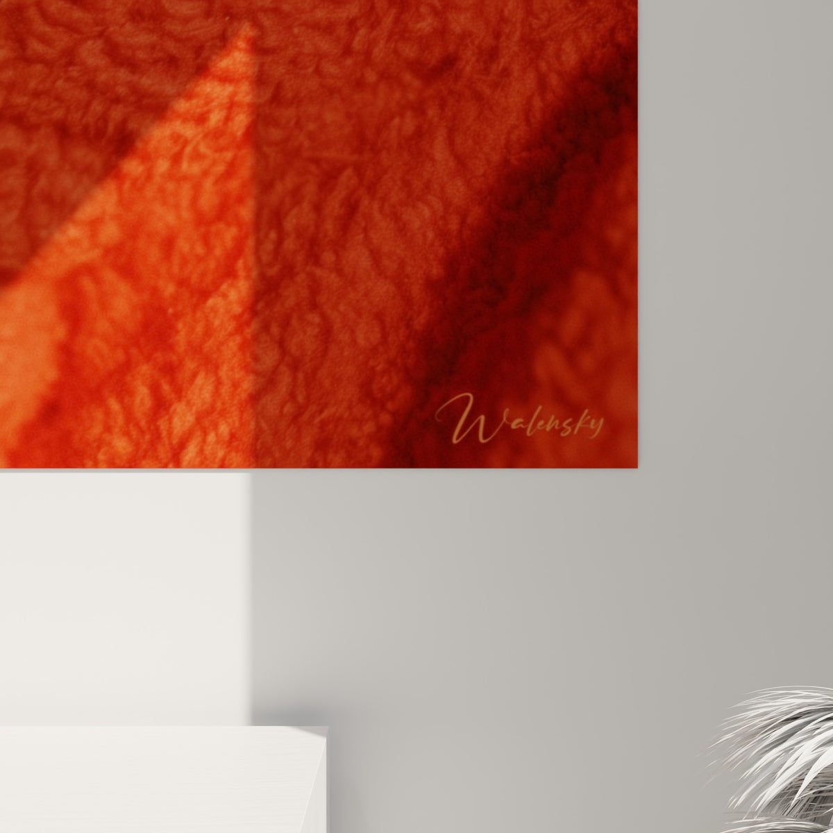 Détail des mèches brunes et de la texture bouclée orange brique, grain photographique et reflets rouges