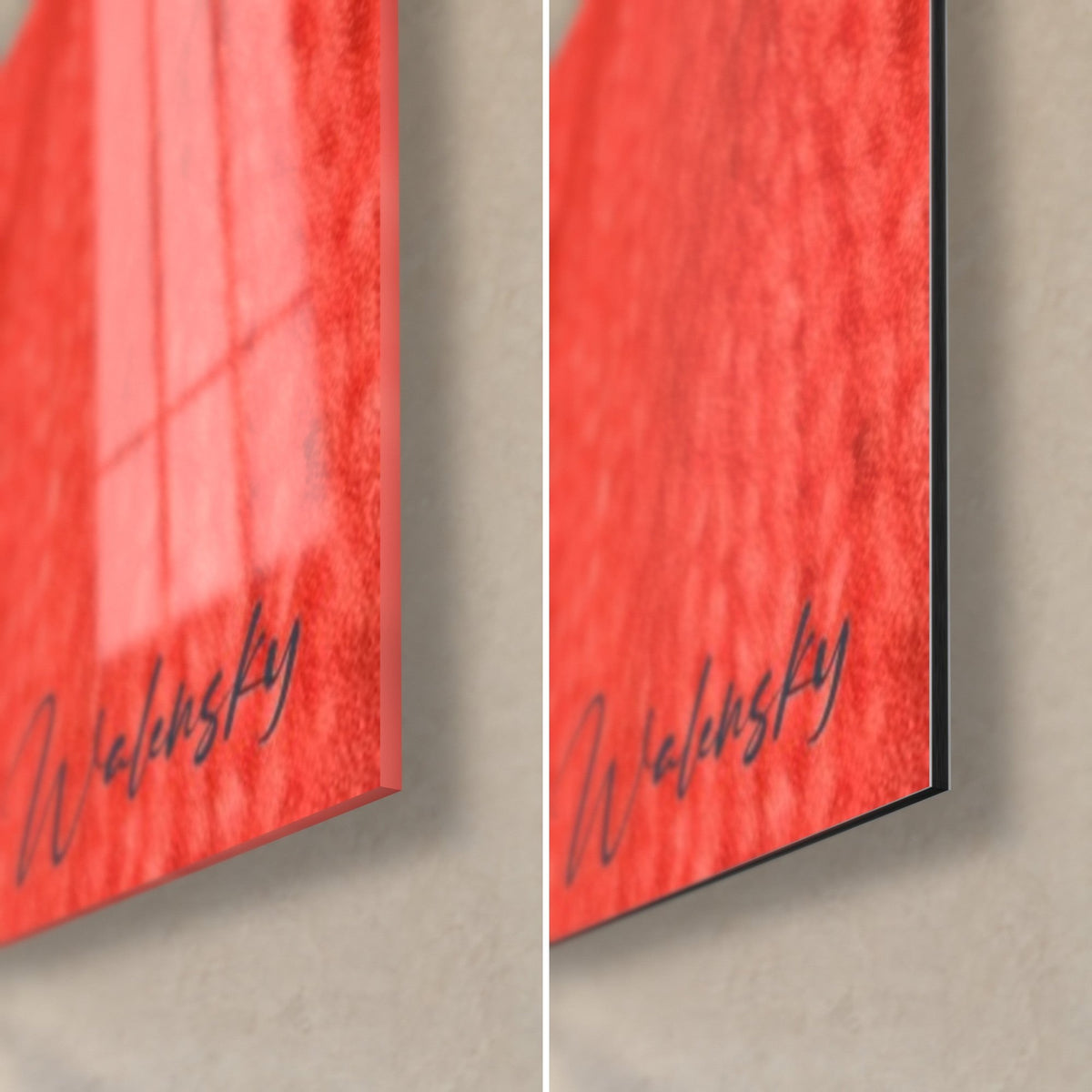 Quadro modella in maglione arancione a maglia, angolo in basso a destra: vetro acrilico lucido che riflette la finestra, Dibond nero opaco, bordo da 3 mm