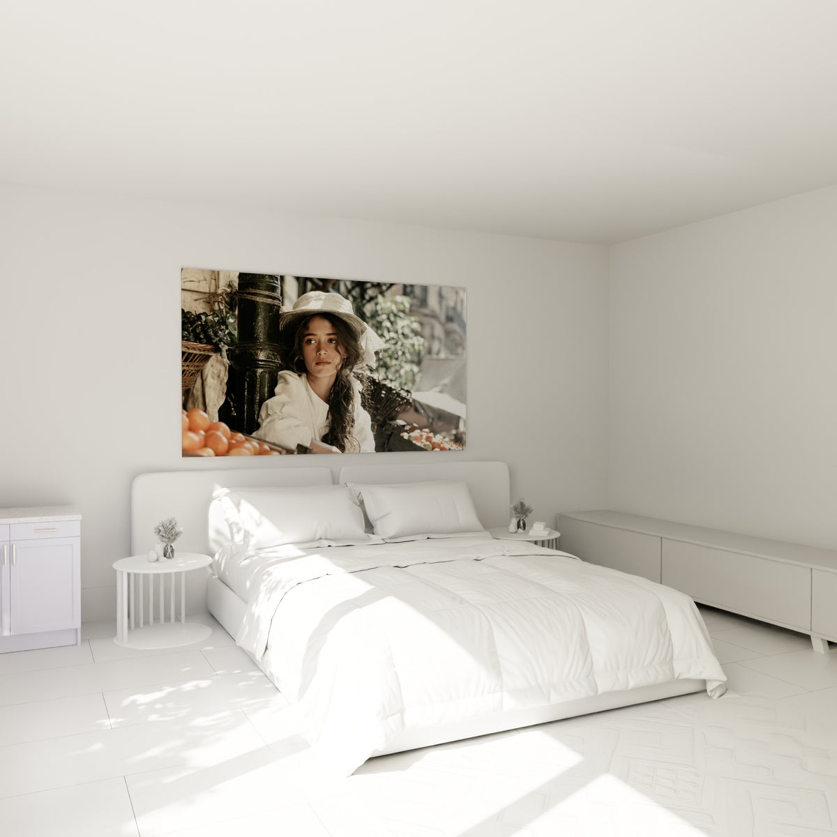 Marchande au regard pensif et chapeau blanc accrochée au-dessus d'un lit dans une chambre claire