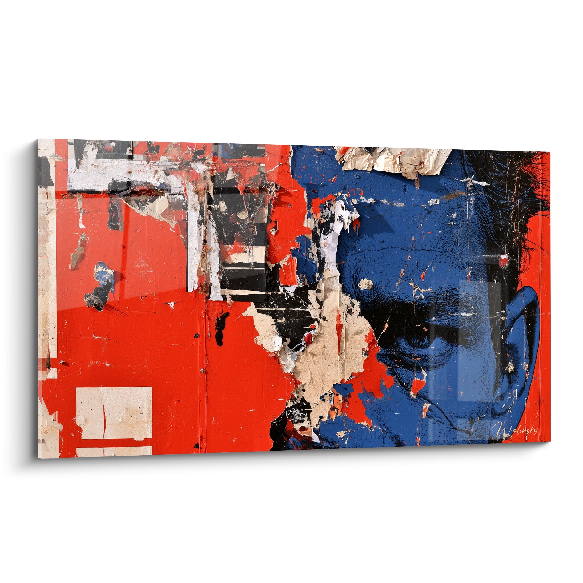 Visage bleu marine émergeant d'un mur rouge vif aux affiches déchirées, tableau rétro urbain