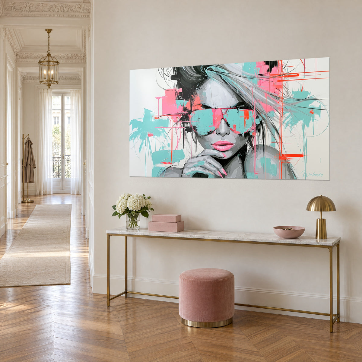 Cuadro rostro sensual tras gafas aqua salpicadas de rosa, palmeras azul claro sobre una pared beige encima de una consola