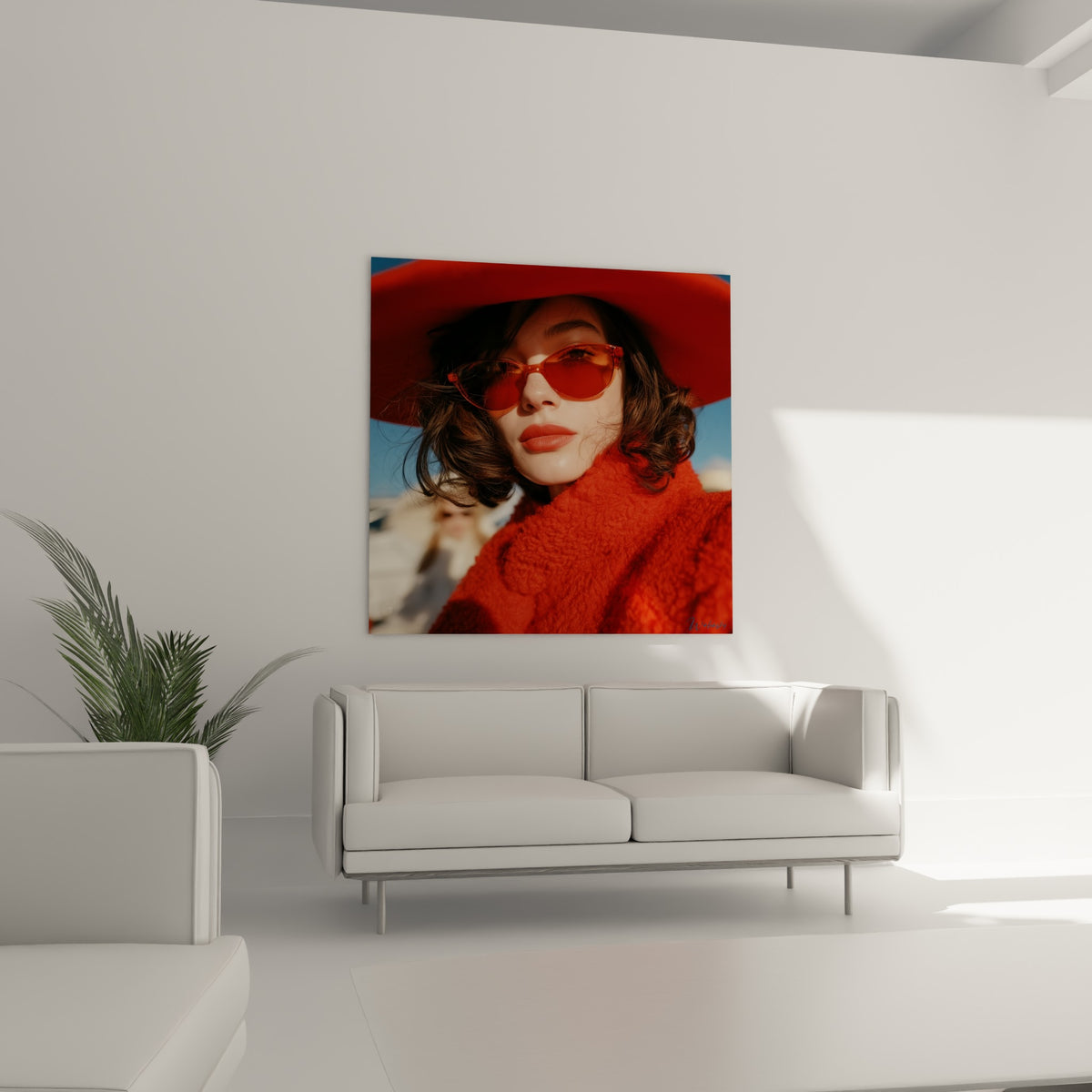 Regard captivant sous des lunettes teintées ambrées, tableau rétro terracotta au-dessus d'un canapé dans un salon lumineux