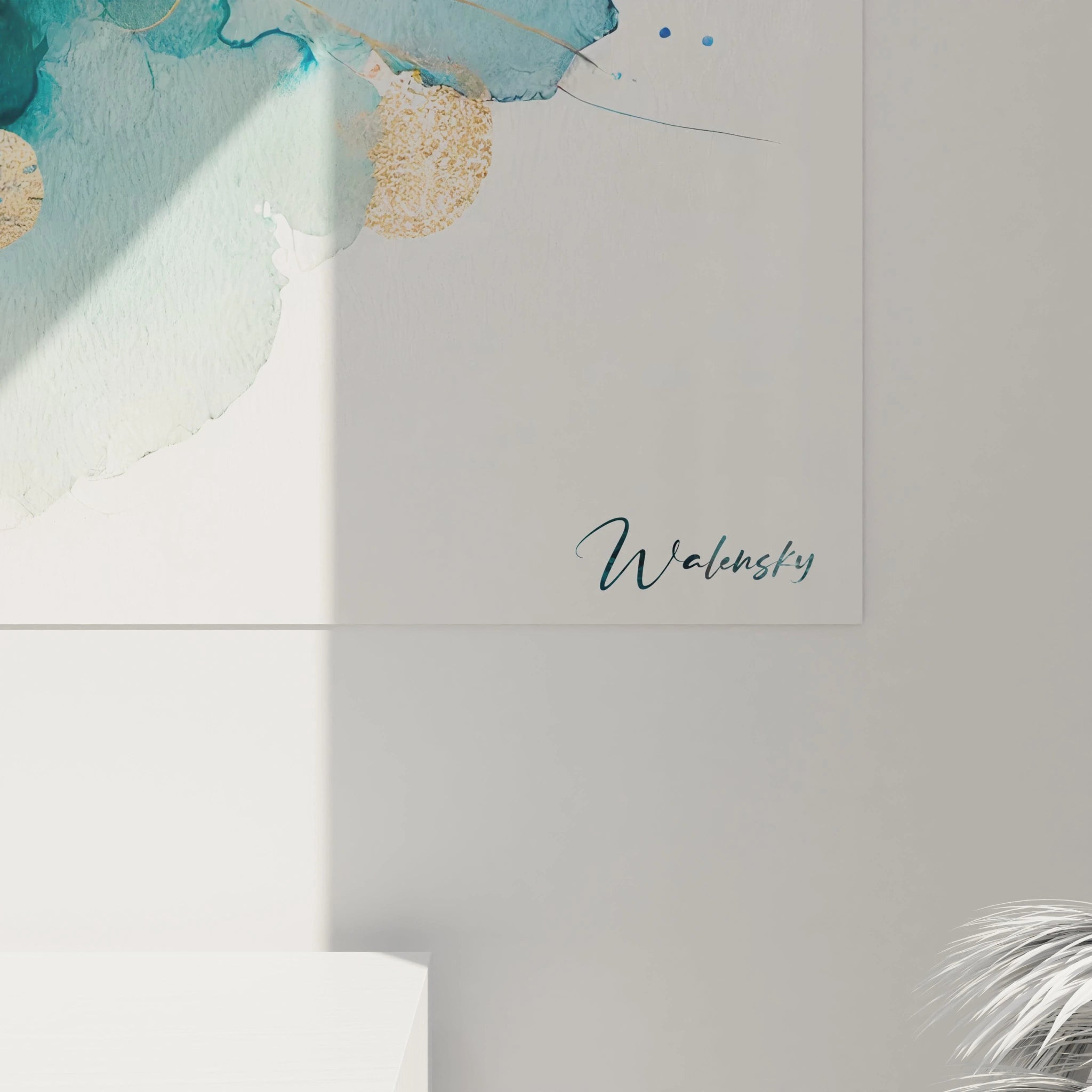 Vue de près du tableau baleine, chaque détail des vagues abstraites et des couleurs subtiles est mis en valeur, symbolisant l'harmonie entre l'animal majestueux et son environnement océanique.