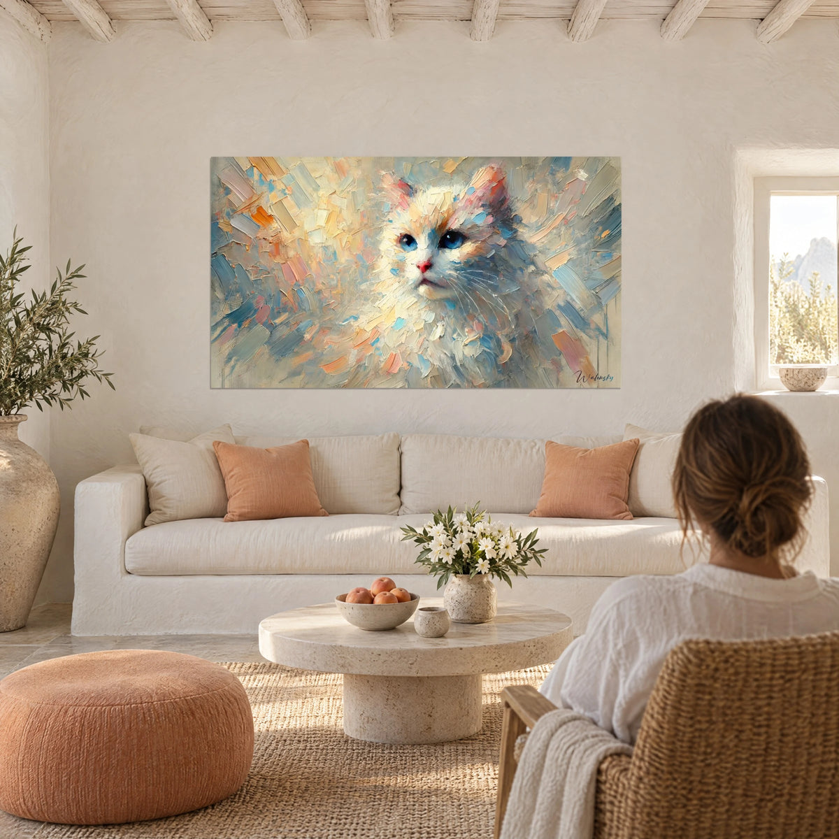 Cuadro gatito blanco de ojos azules, toques pastel rosa y ocre, sobre un sofá en un salón luminoso