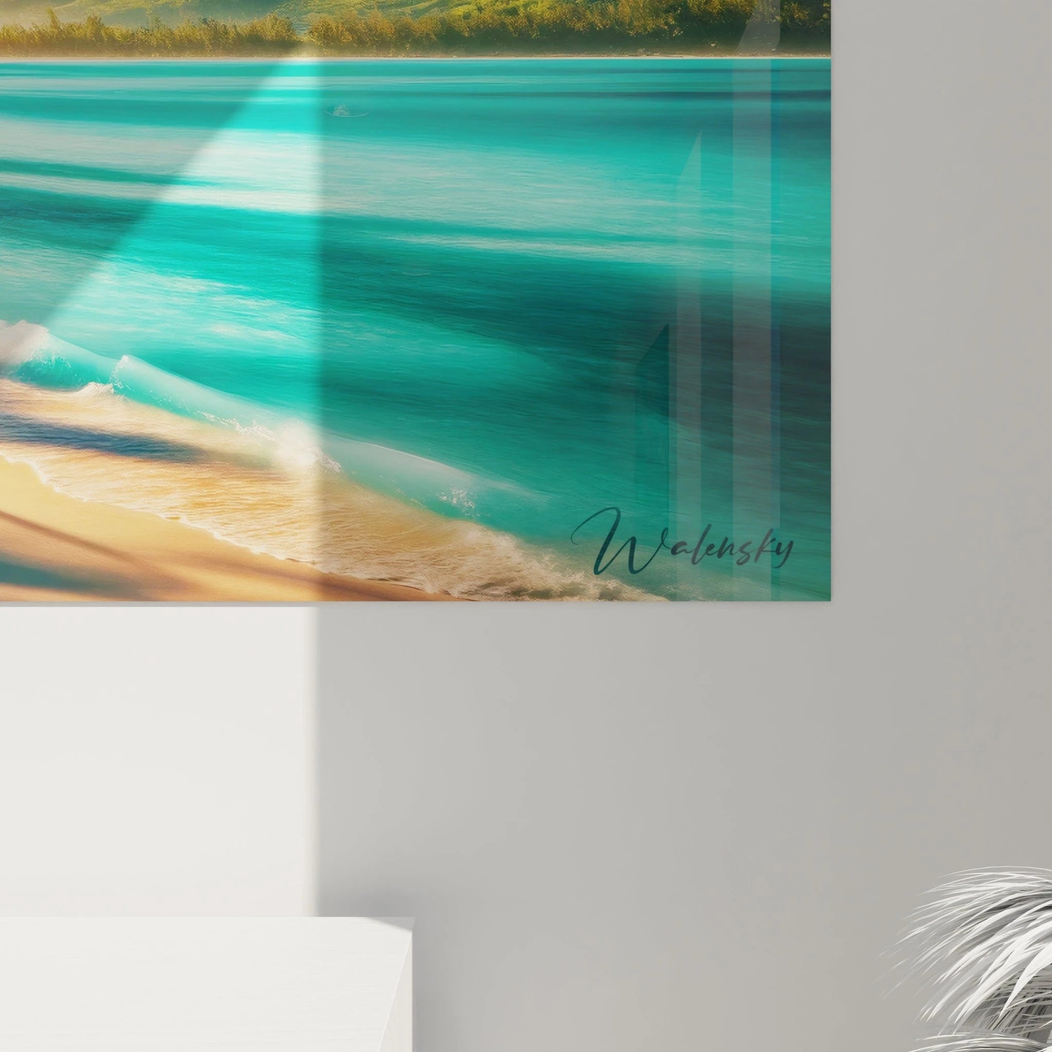 Un tableau paysage centré sur une plage bordée de végétation tropicale, vagues douces, ciel partiellement nuageux, et crêtes montagneuses en arrière-plan.