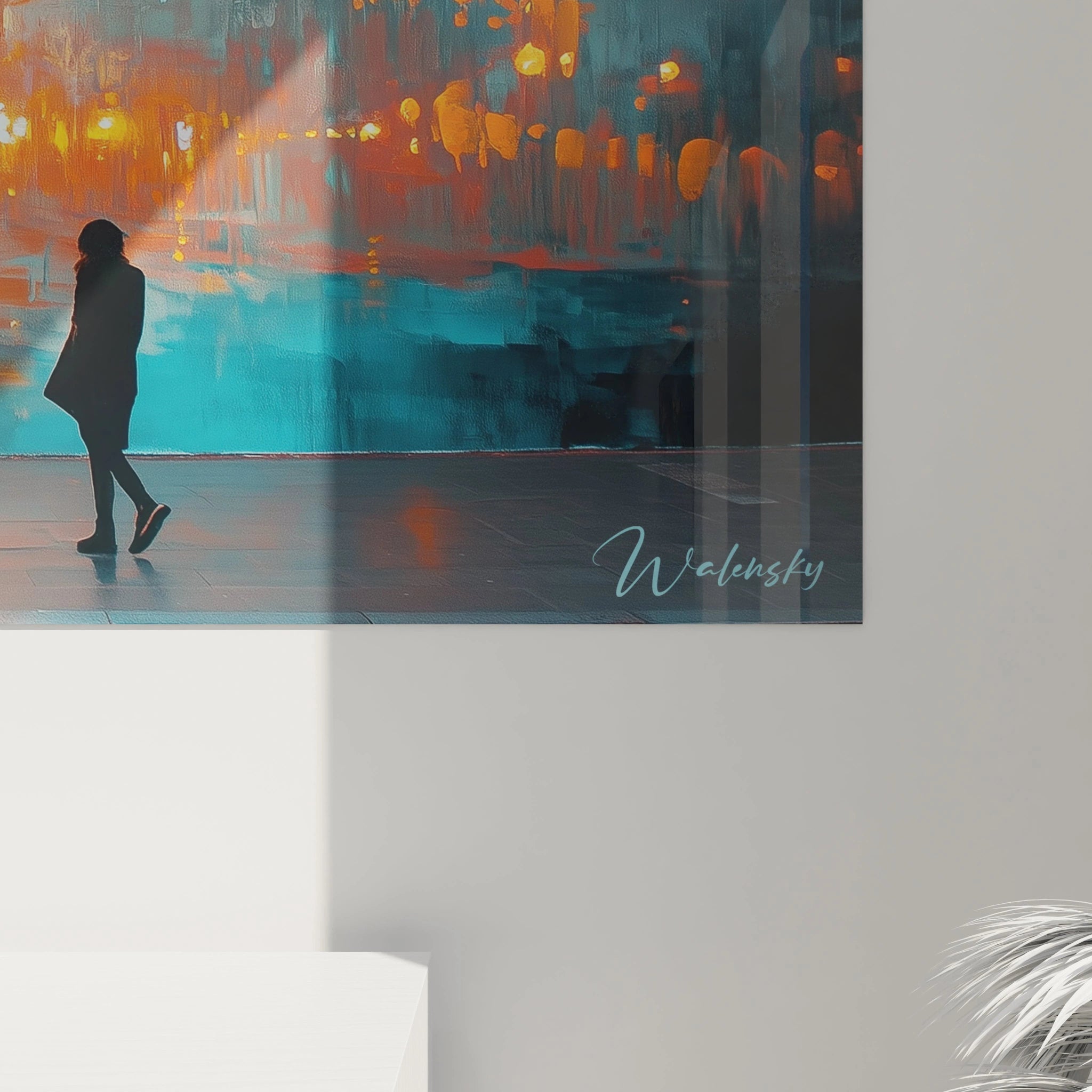 Tableau cité nocturne présentant un paysage urbain dans la brume bleue, traversé par des lumières chaudes orangées, centré sur un lampadaire classique illuminé et une personne solitaire, avec des textures expressives et des contrastes dramatiques entre ombre et lumière.