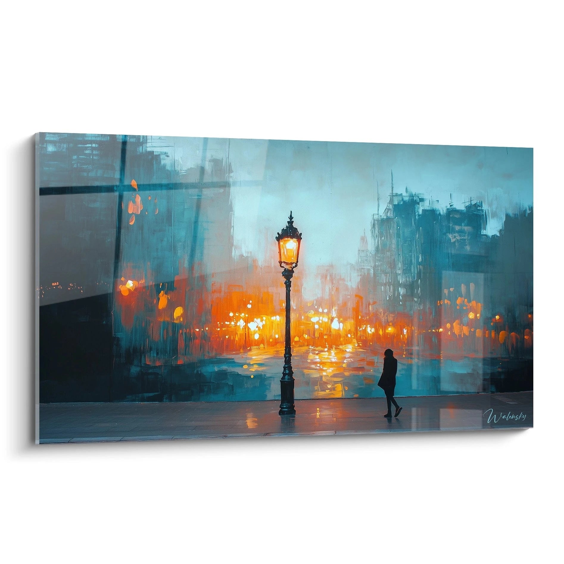 Tableau nocturne urbain représentant une silhouette solitaire près d'un réverbère allumé, avec des tons bleu profond et des lumières orangées qui se reflètent sur le sol humide, créant une atmosphère mélancolique dans un paysage urbain brumeux.