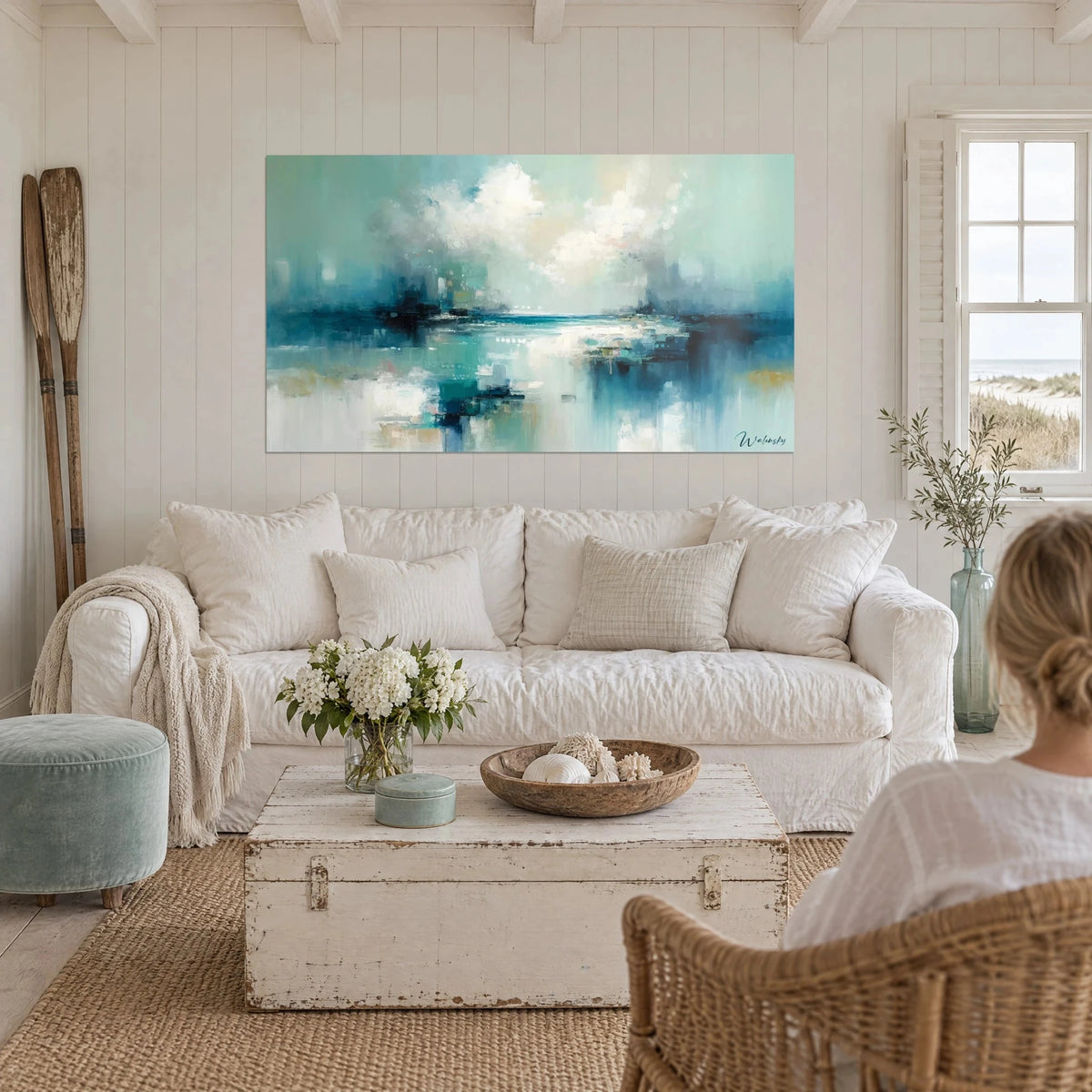 Tableau lagune brumeuse en turquoise et blanc crème, nuages empâtés, reflets verticaux, au-dessus d'un canapé dans un salon lumineux