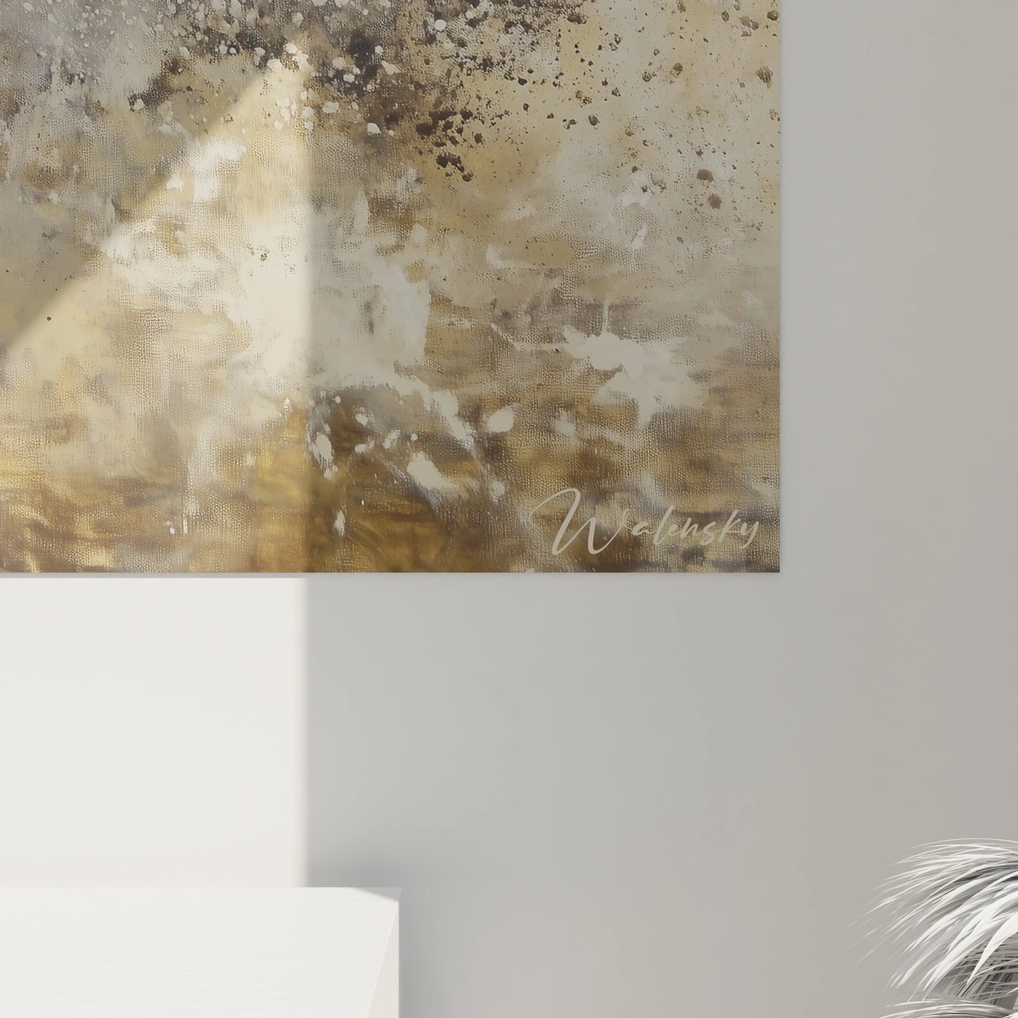 Tableau rhinocéros abstrait Walensky aux tons dorés et blancs accroché sur un mur gris clair