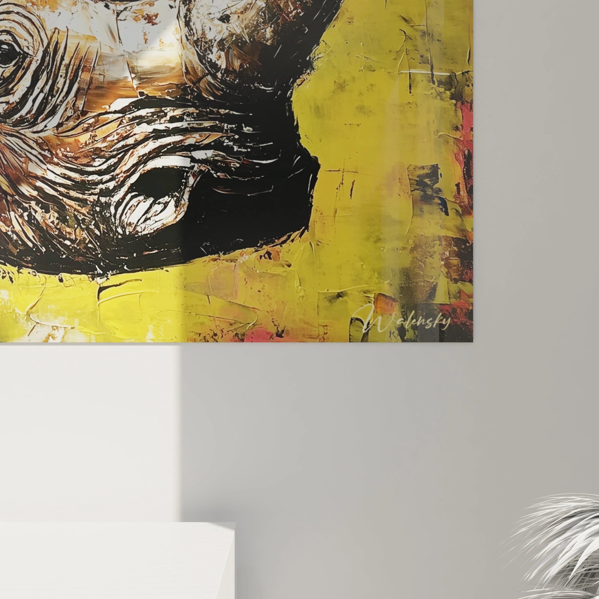 Tableau rhinocéros Walensky avec fond jaune vif et détails noirs texturés