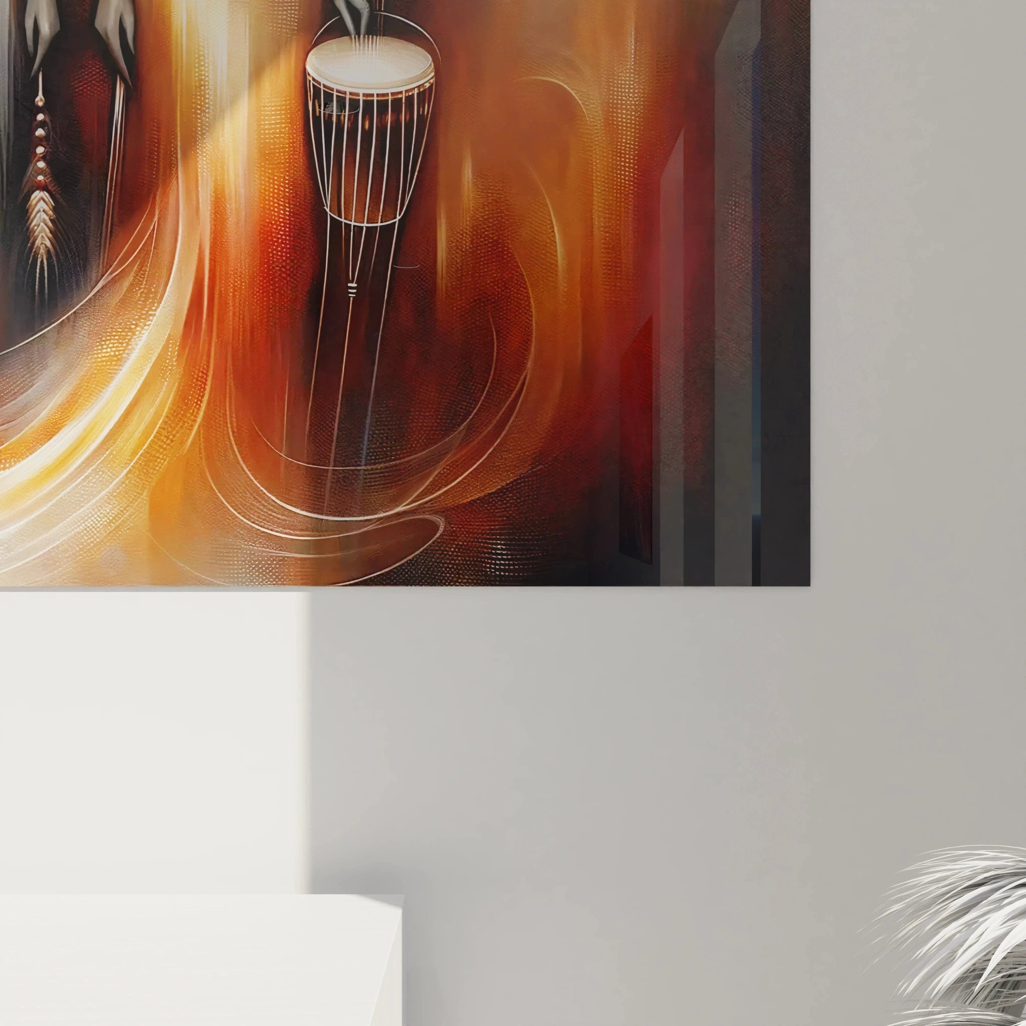 Vue de près du tableau africain, chaque détail des bijoux et des textures évoque la connexion entre la terre et la tradition. Les tons dorés et bronze ajoutent de la profondeur et de la chaleur à l'œuvre.