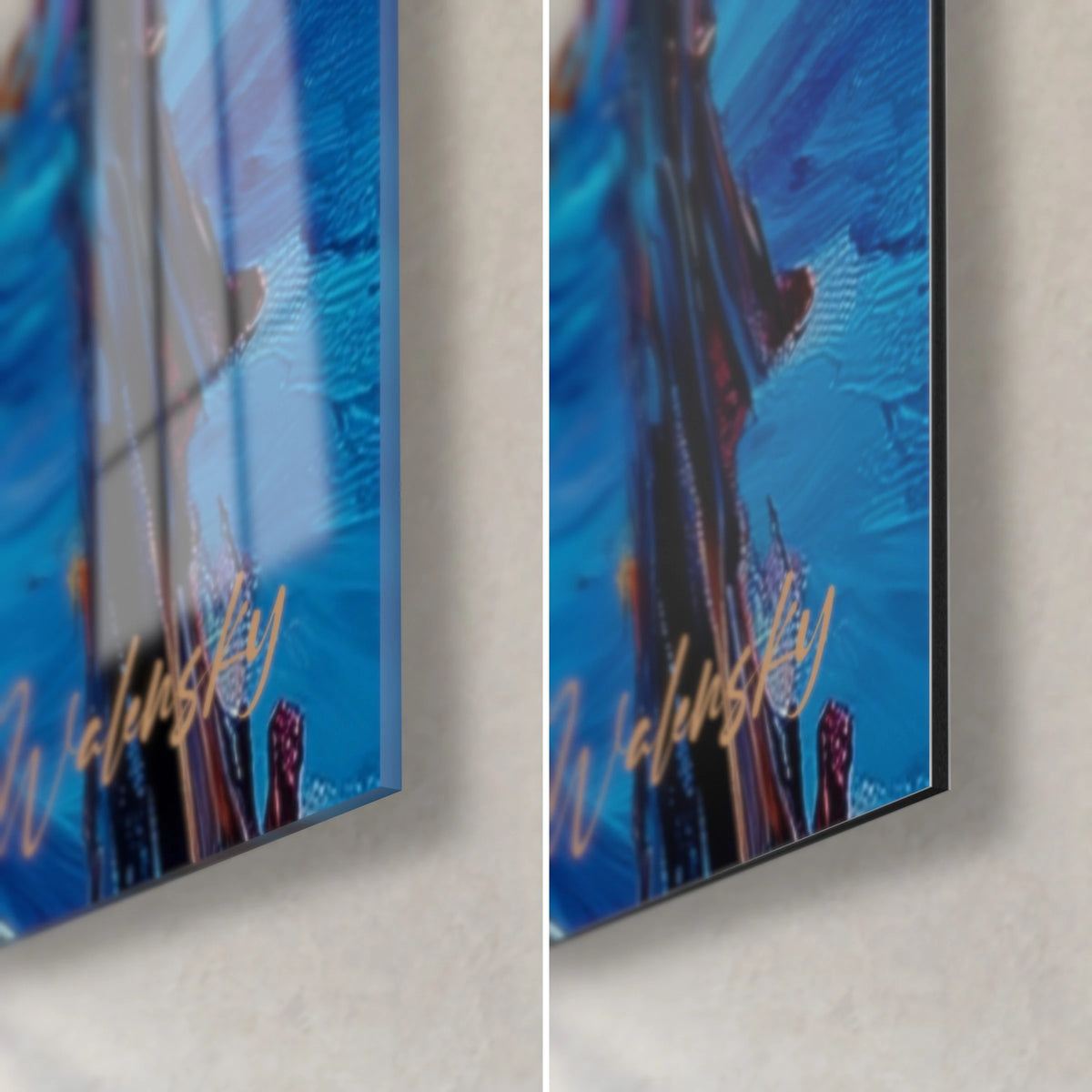 Schilderij van een palmboom met bruine bladeren tegen kobaltblauwe golven, rechtsonder hoek in glanzend glas en mat Dibond, dikte 3 mm