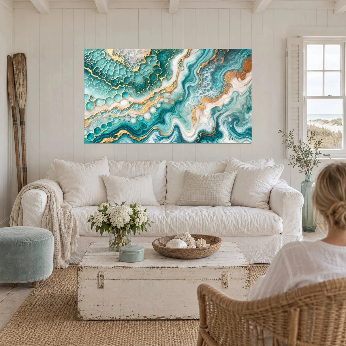 Tableau cellules d'écume turquoise bordées d'or, marbrures blanches, au-dessus d'un canapé dans un salon lumineux