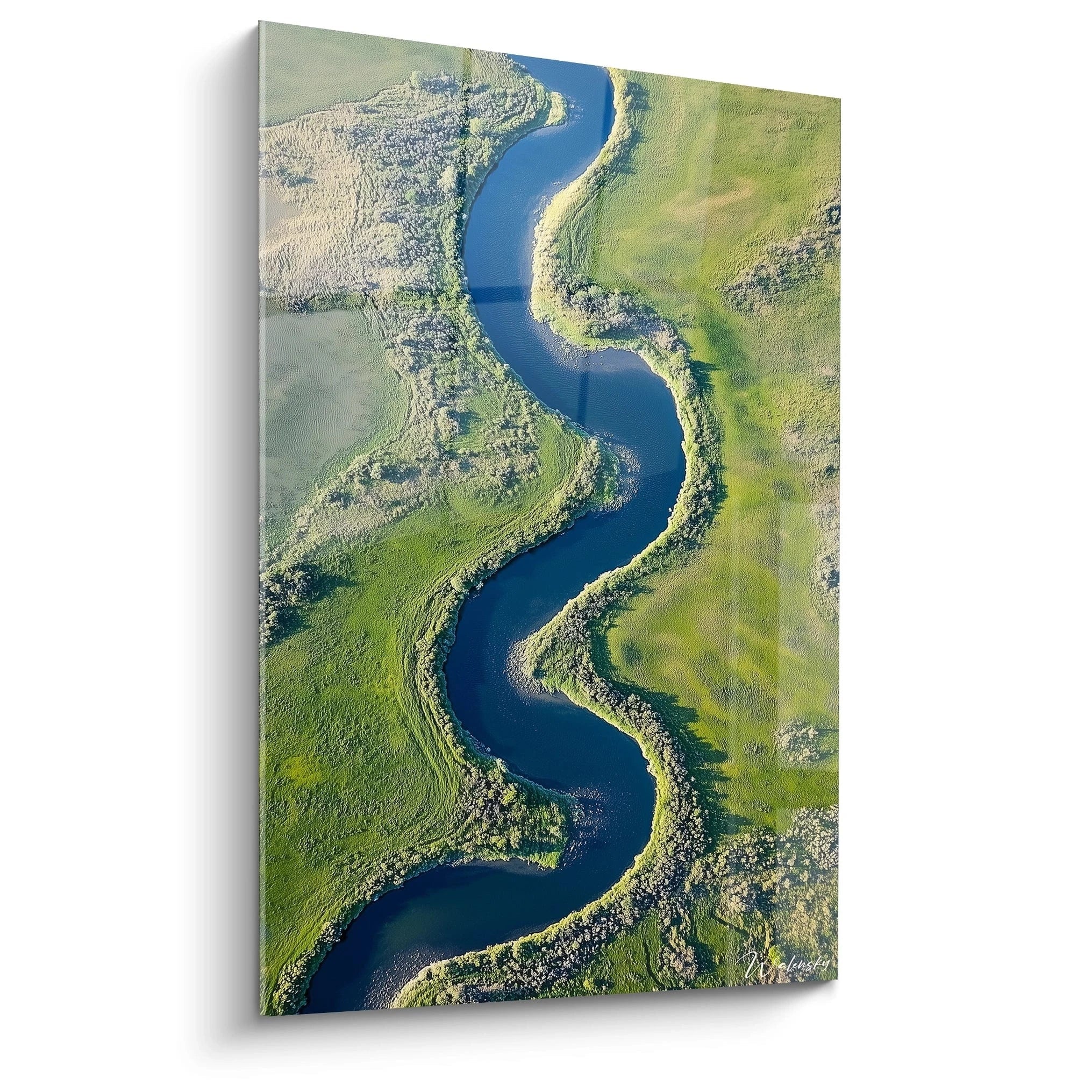Un tableau paysage représentant une rivière sinueuse traversant des prairies verdoyantes, avec des tons de bleu, vert et beige, et une texture lisse contrastant avec des reliefs végétaux détaillés.