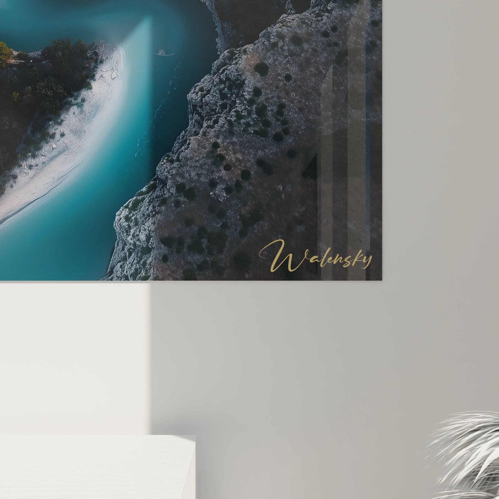 Un tableau paysage représentant une vallée encaissée avec une rivière bleue bordée de falaises beiges et de végétation verte. Les textures varient entre les surfaces rugueuses des roches et la fluidité de l’eau.