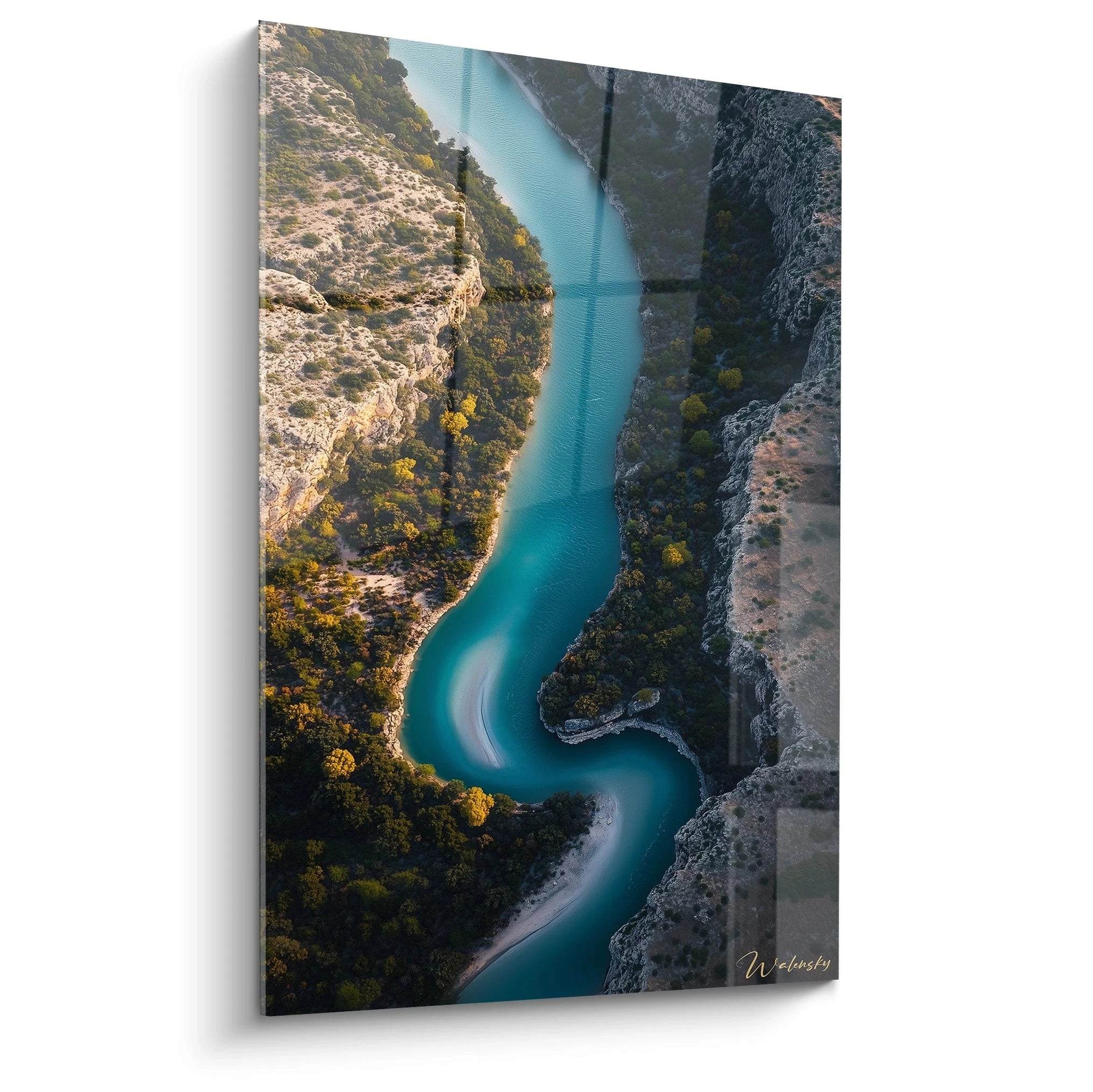 Un tableau paysage représentant une rivière sinueuse entourée de falaises rocheuses, avec des tons bleu turquoise, beige et vert, et des textures lisses pour l’eau contrastant avec les reliefs détaillés des roches.