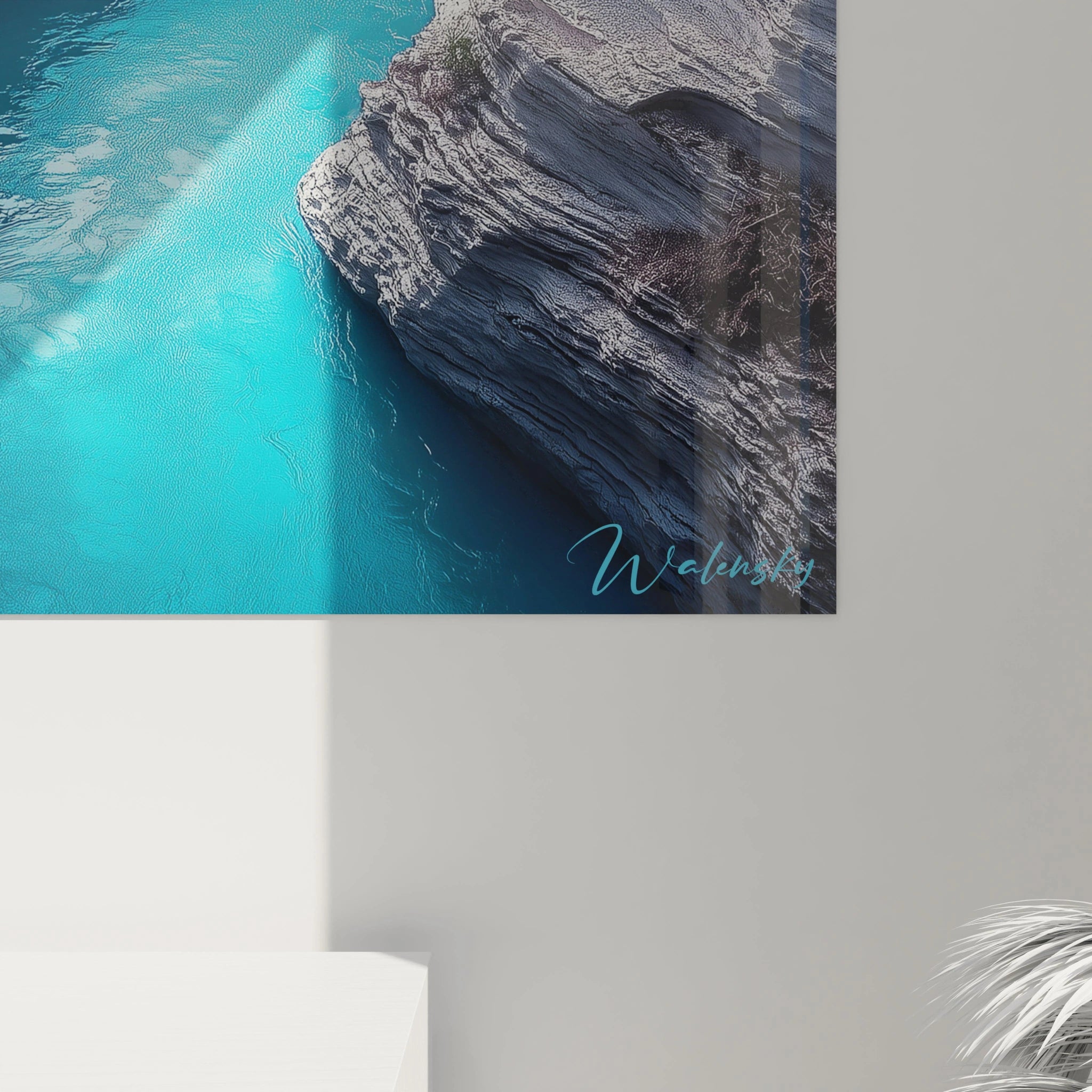 Un tableau paysage montrant une gorge étroite où coule une rivière d’un bleu vif. La texture détaillée des roches et le feuillage violet contrastent avec les reflets lumineux de l’eau.